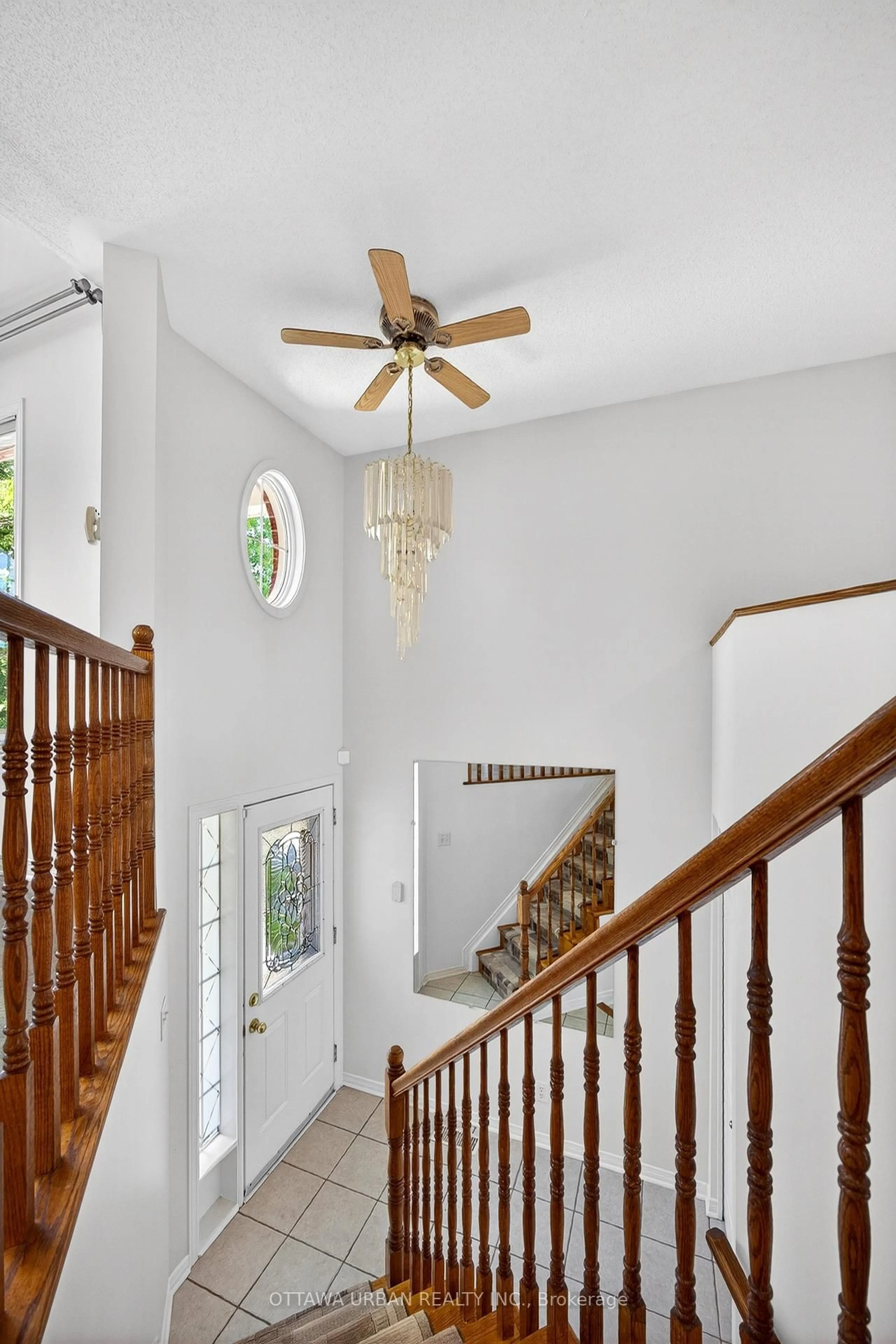 Indoor foyer for 127 Castle Glen Cres, Ottawa Ontario K2L 4G9