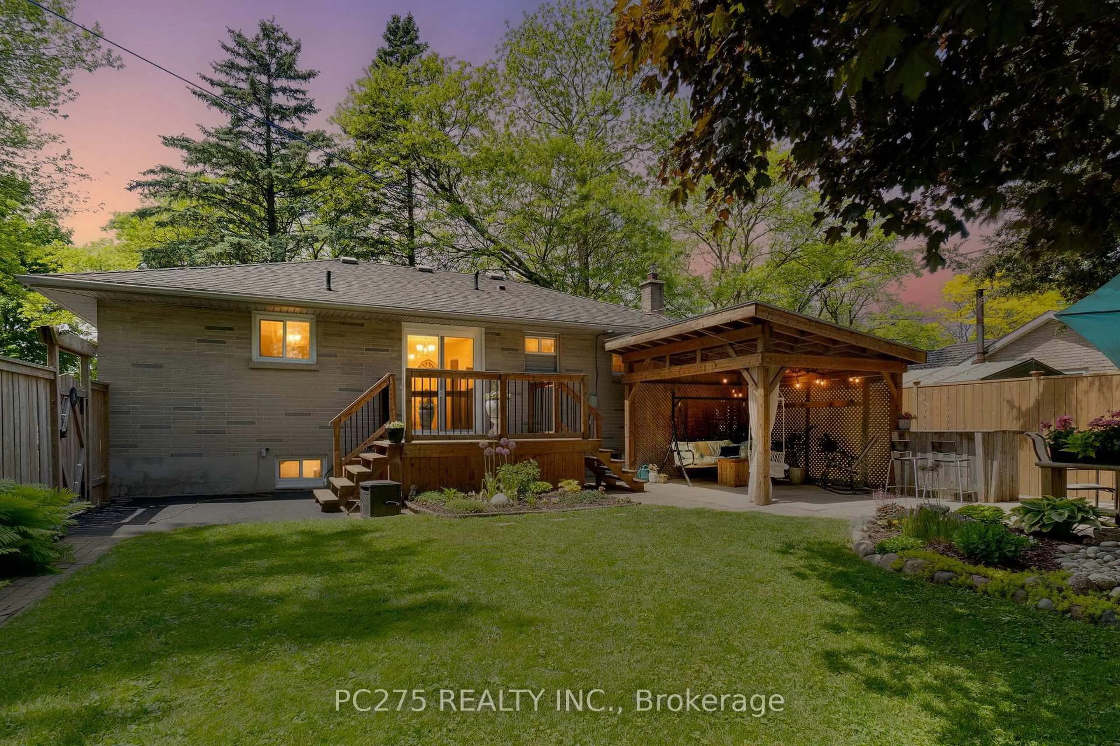 A pic from outside/outdoor area/front of a property/back of a property/a pic from drone, unknown for 1853 Royal Cres, London East Ontario N5W 2A9