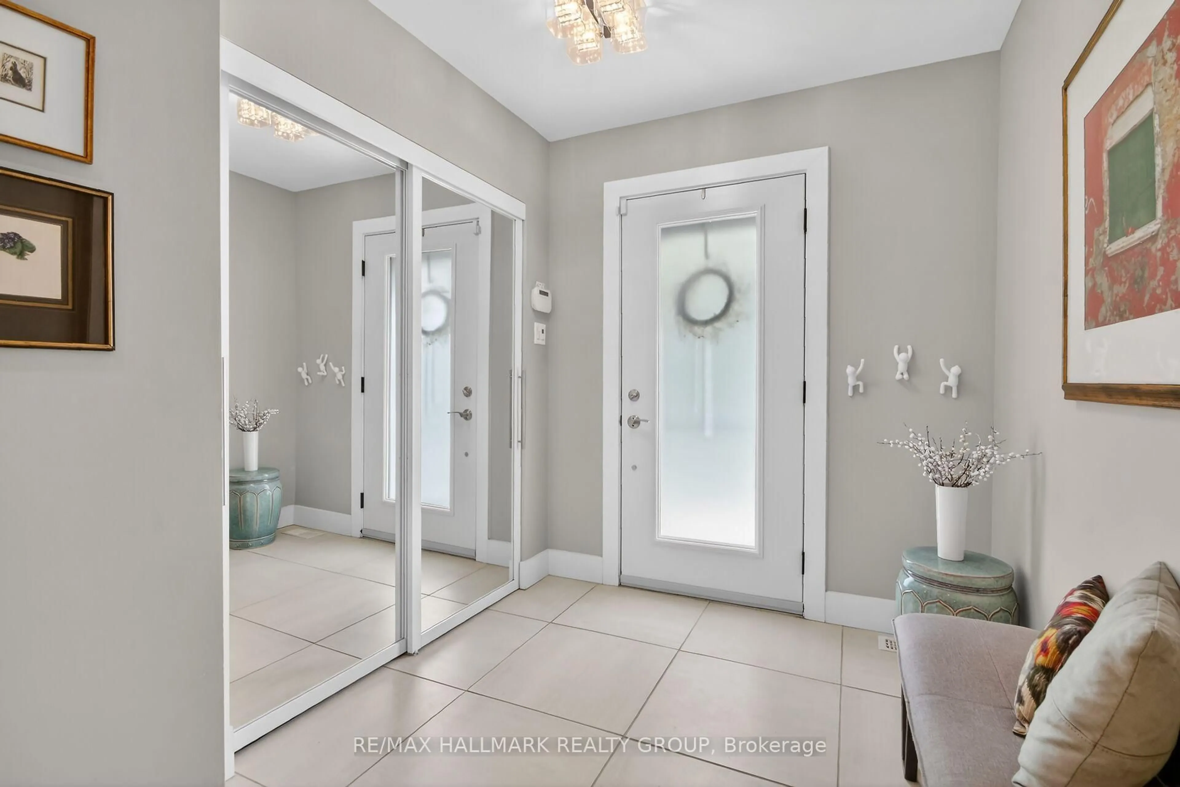 Indoor entryway for 785 Dunloe Ave, Ottawa Ontario K1K 0K3
