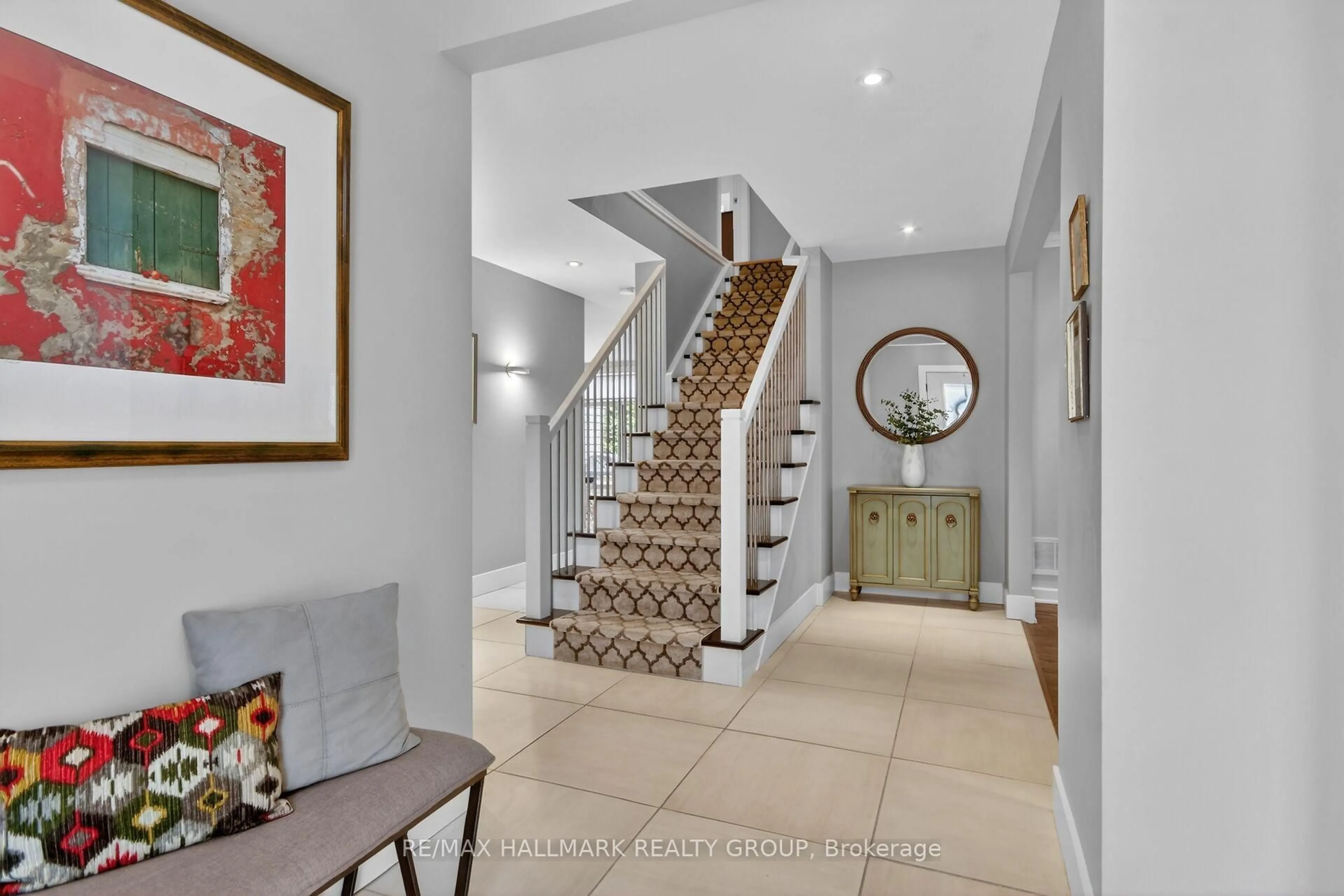 Indoor foyer for 785 Dunloe Ave, Ottawa Ontario K1K 0K3