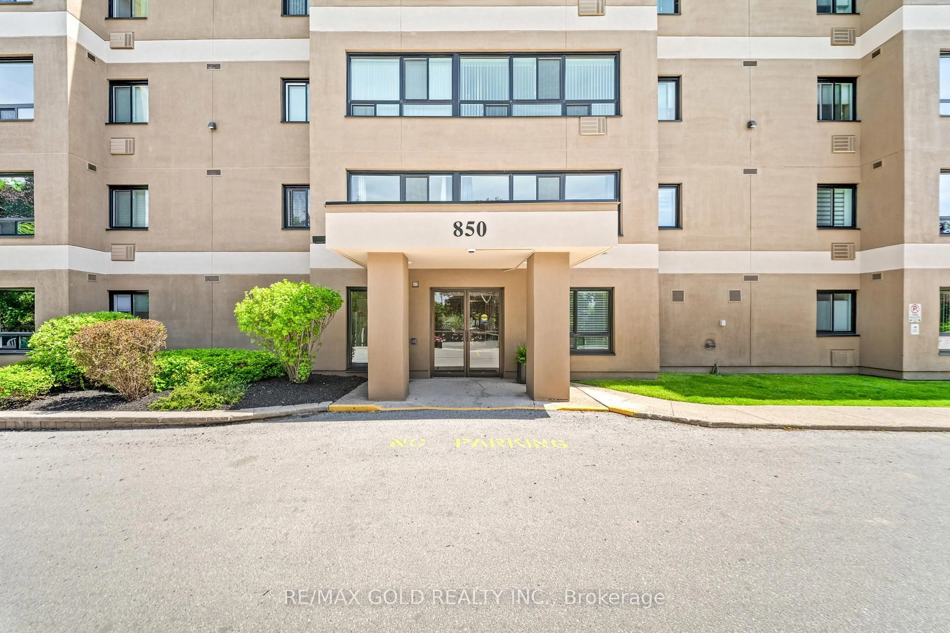 Indoor foyer for 850 6th St #505, Owen Sound Ontario N4K 6T7