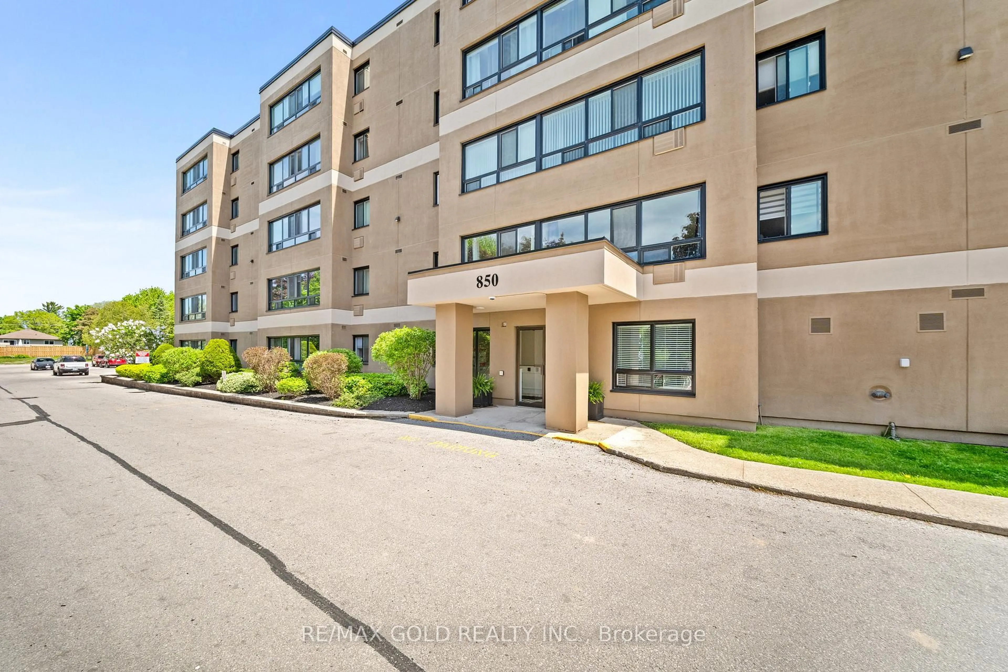 Patio, building for 850 6th St #505, Owen Sound Ontario N4K 6T7