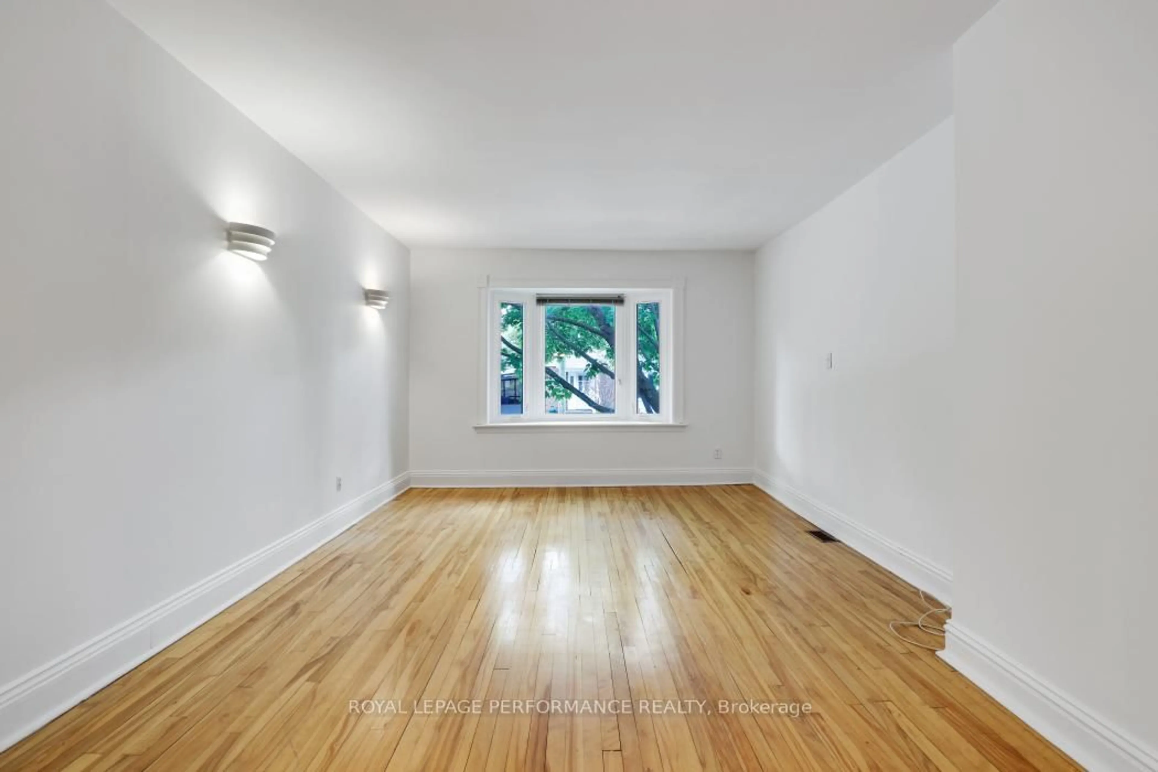 A pic of a room for 152 Ivy Cres, Ottawa Ontario K1M 1X6