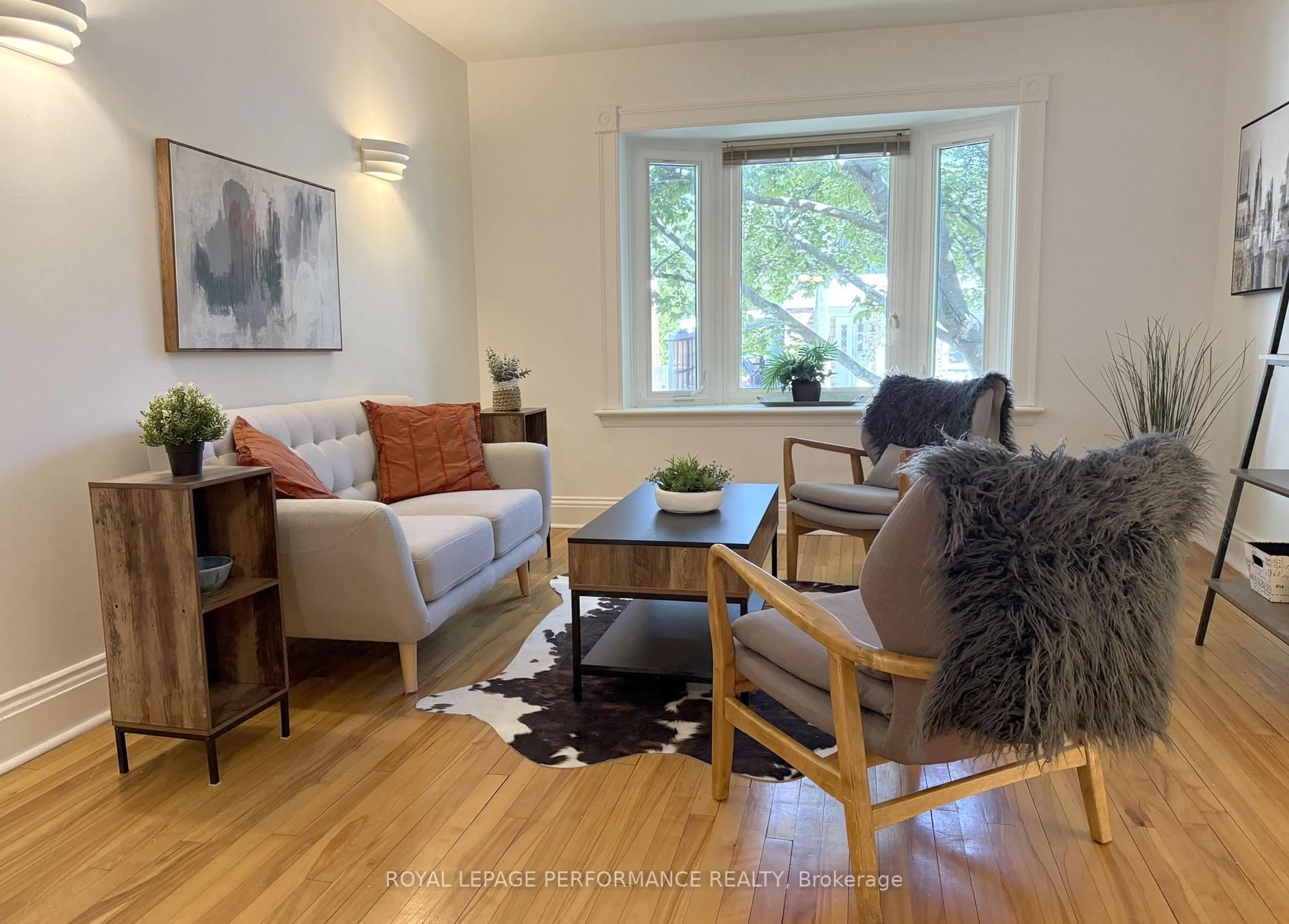 Living room with furniture, wood/laminate floor for 152 Ivy Cres, Ottawa Ontario K1M 1X6