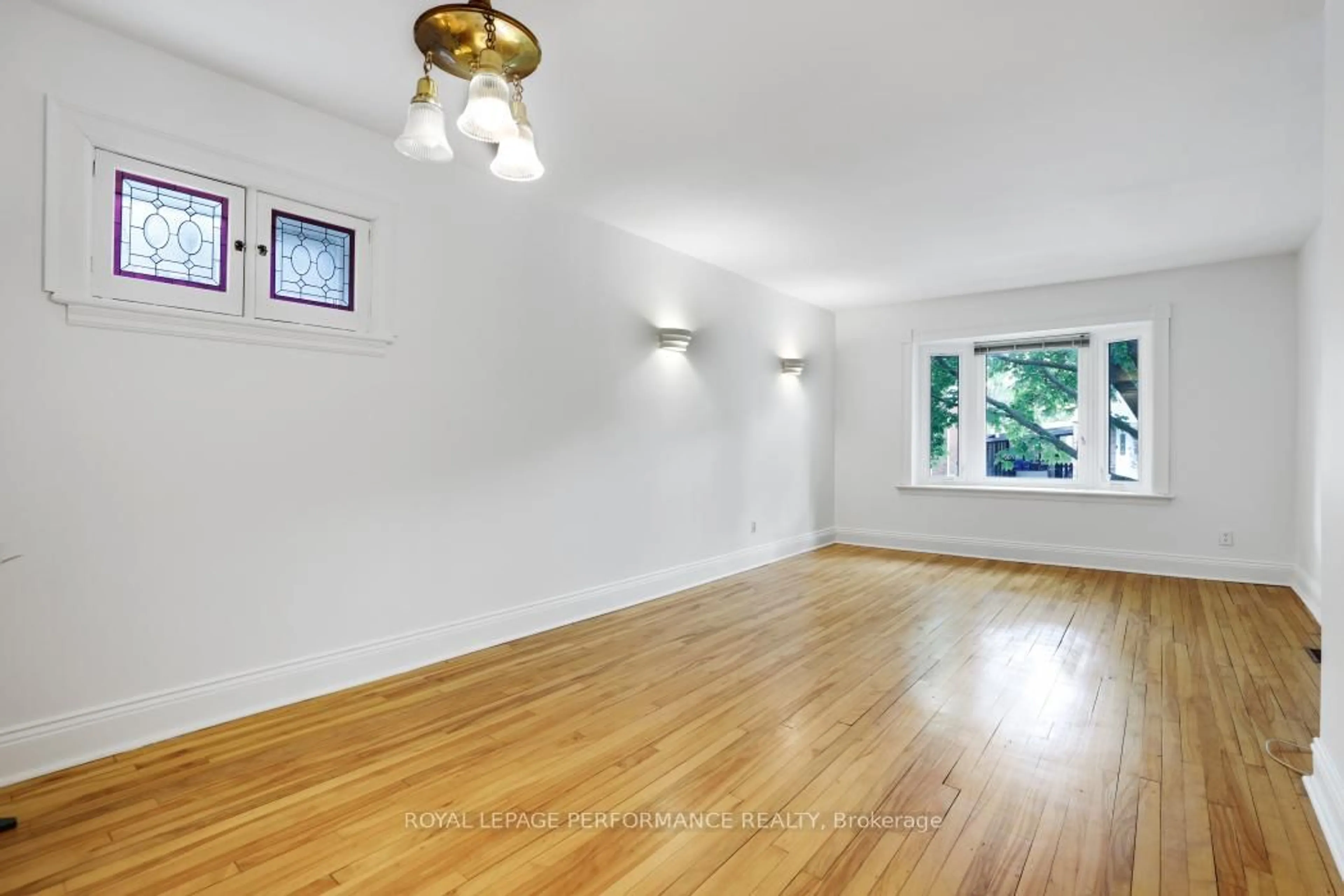 A pic of a room for 152 Ivy Cres, Ottawa Ontario K1M 1X6