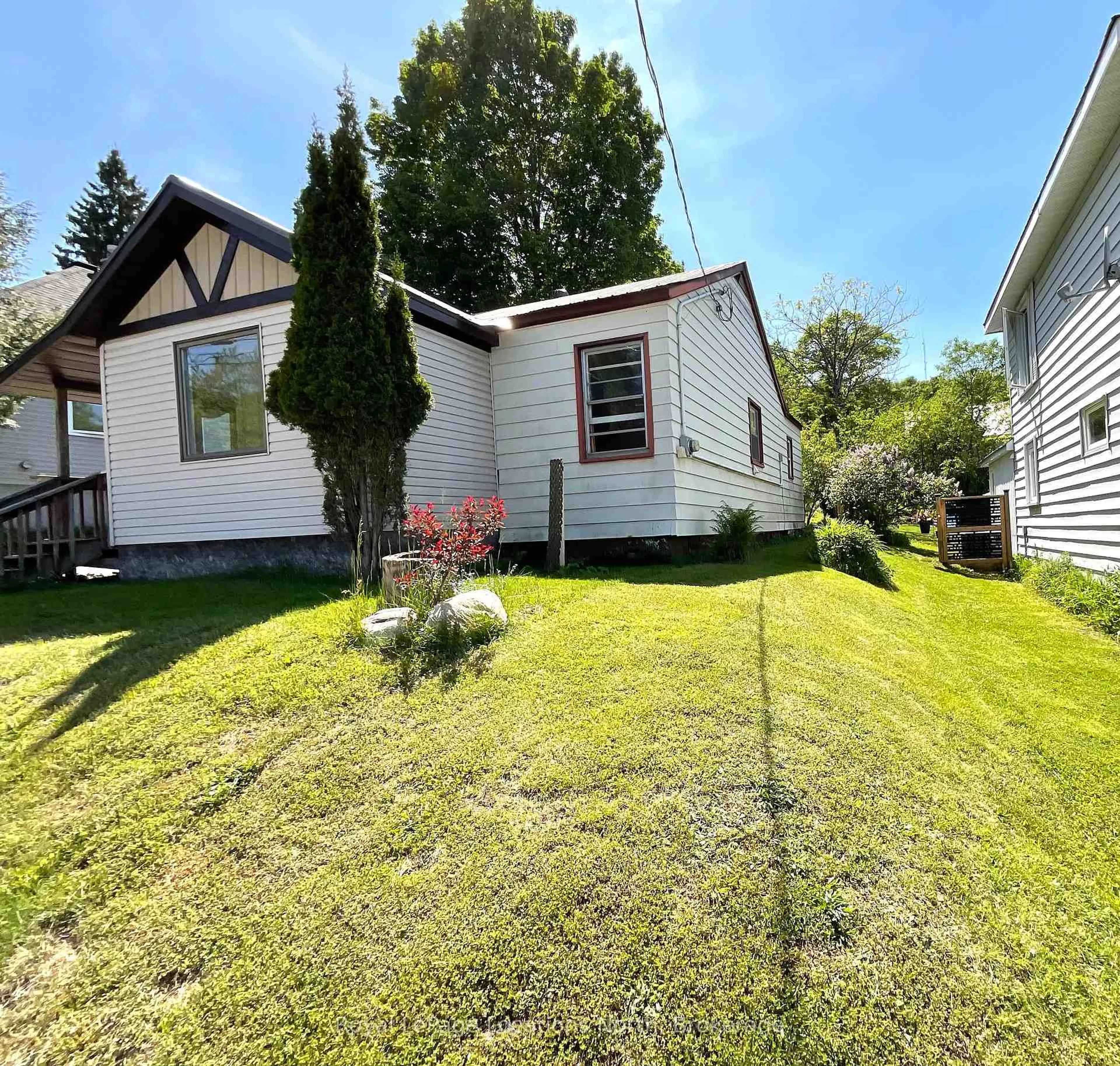 A pic from outside/outdoor area/front of a property/back of a property/a pic from drone, street for 49 Centre St, Huntsville Ontario P1H 1T5