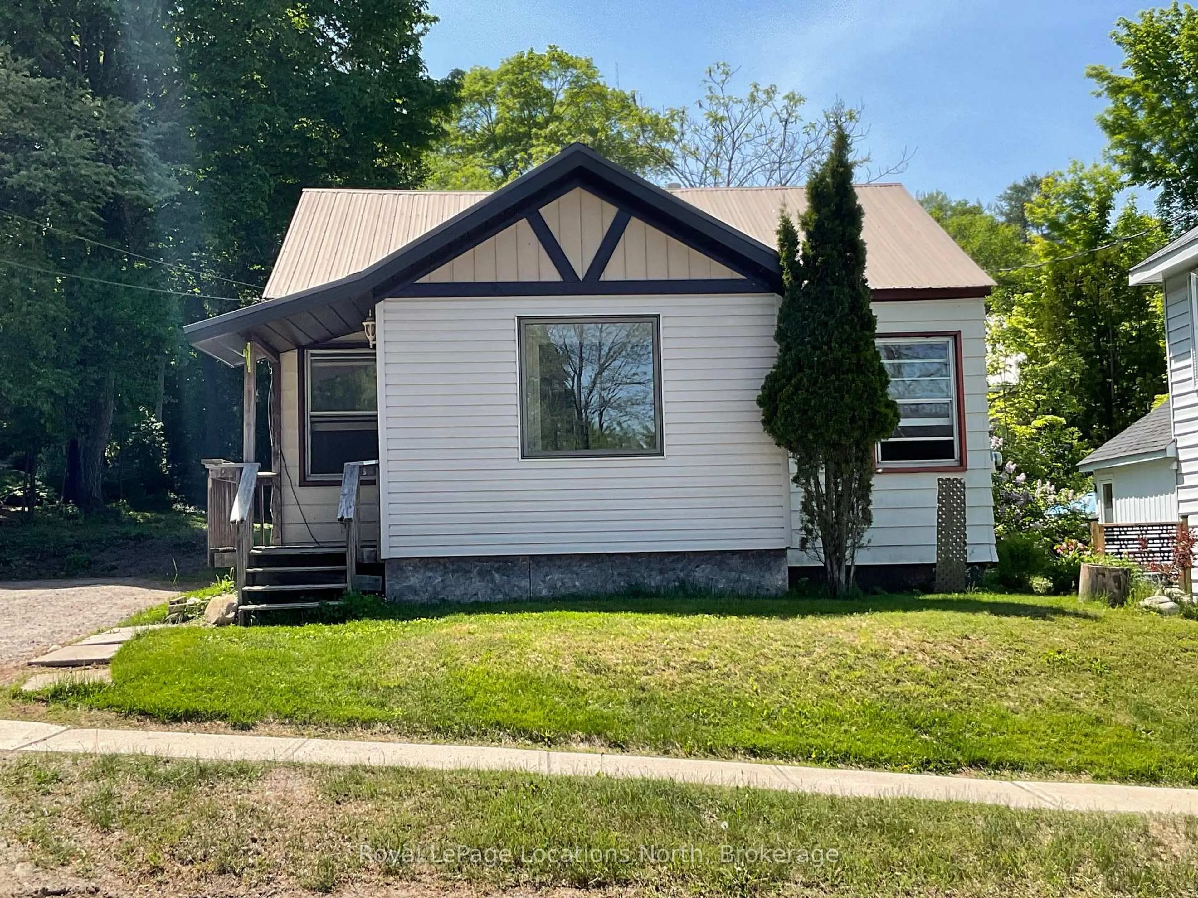 Home with vinyl exterior material, street for 49 Centre St, Huntsville Ontario P1H 1T5