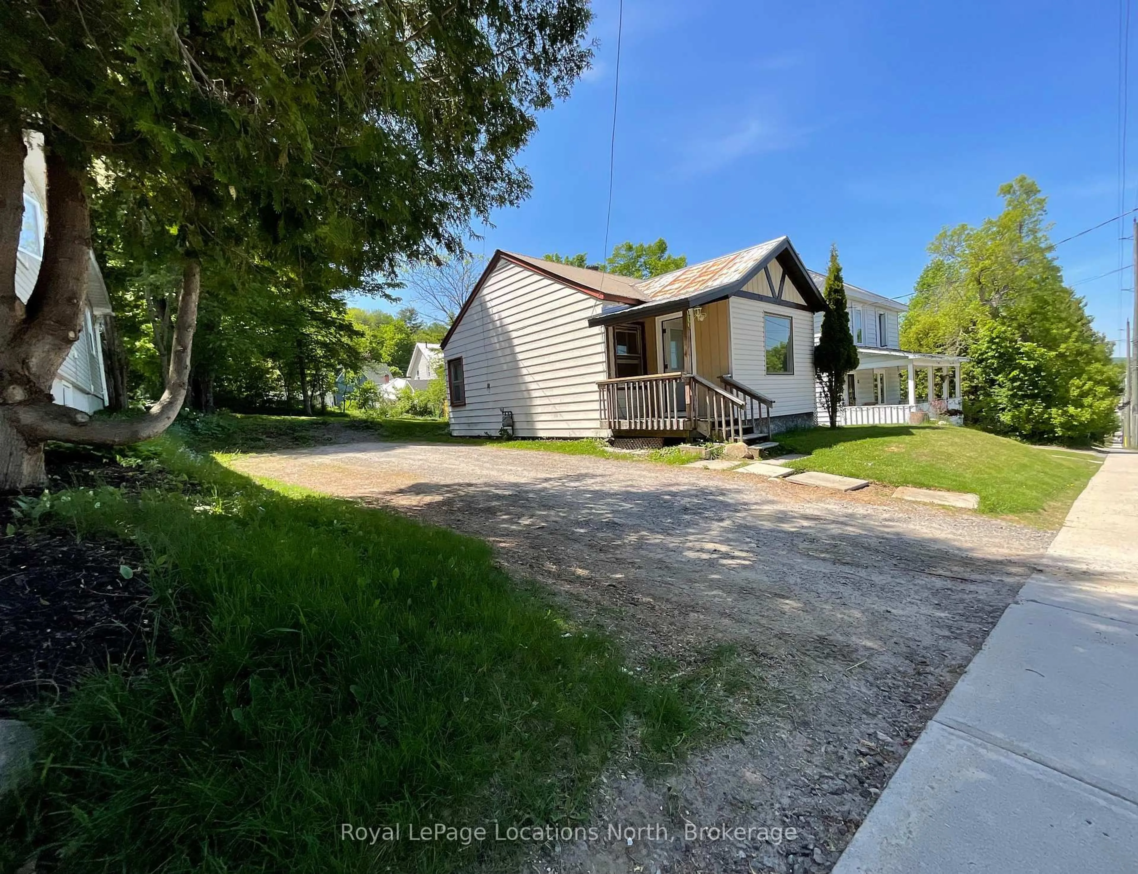 A pic from outside/outdoor area/front of a property/back of a property/a pic from drone, street for 49 Centre St, Huntsville Ontario P1H 1T5