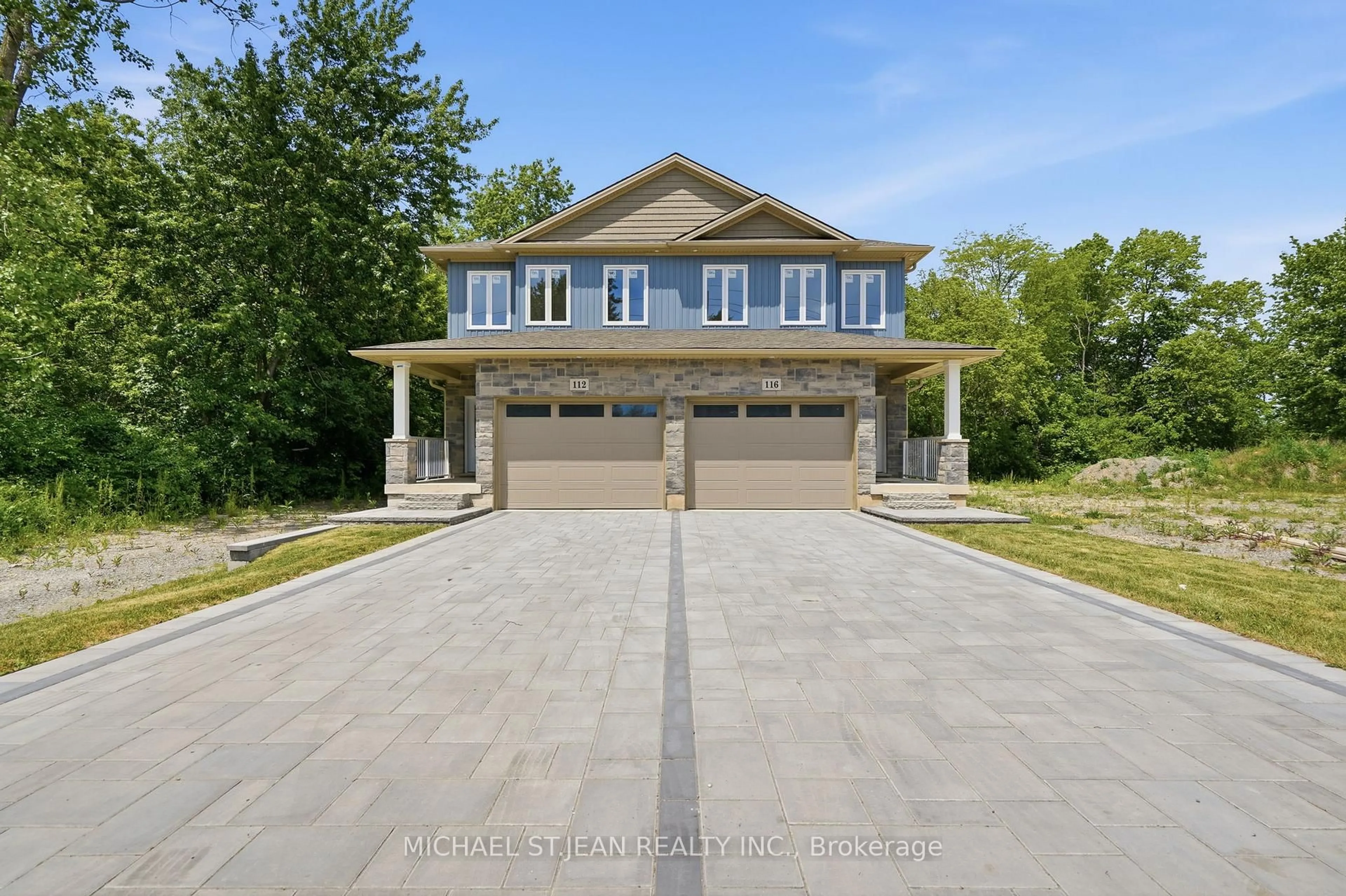 A pic from outside/outdoor area/front of a property/back of a property/a pic from drone, unknown for 112 Forks Rd, Welland Ontario L3B 5K5