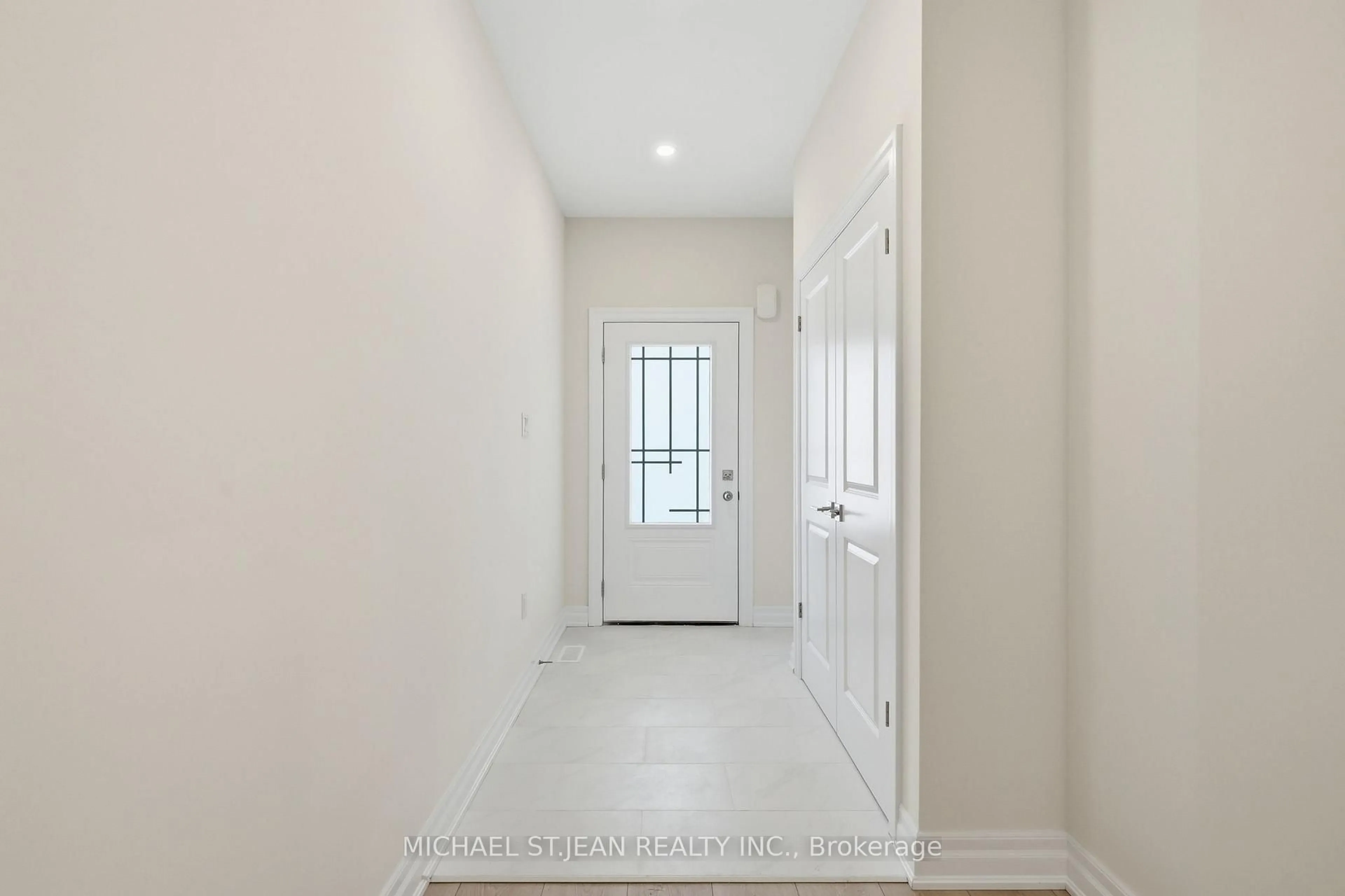 Indoor entryway for 112 Forks Rd, Welland Ontario L3B 5K5