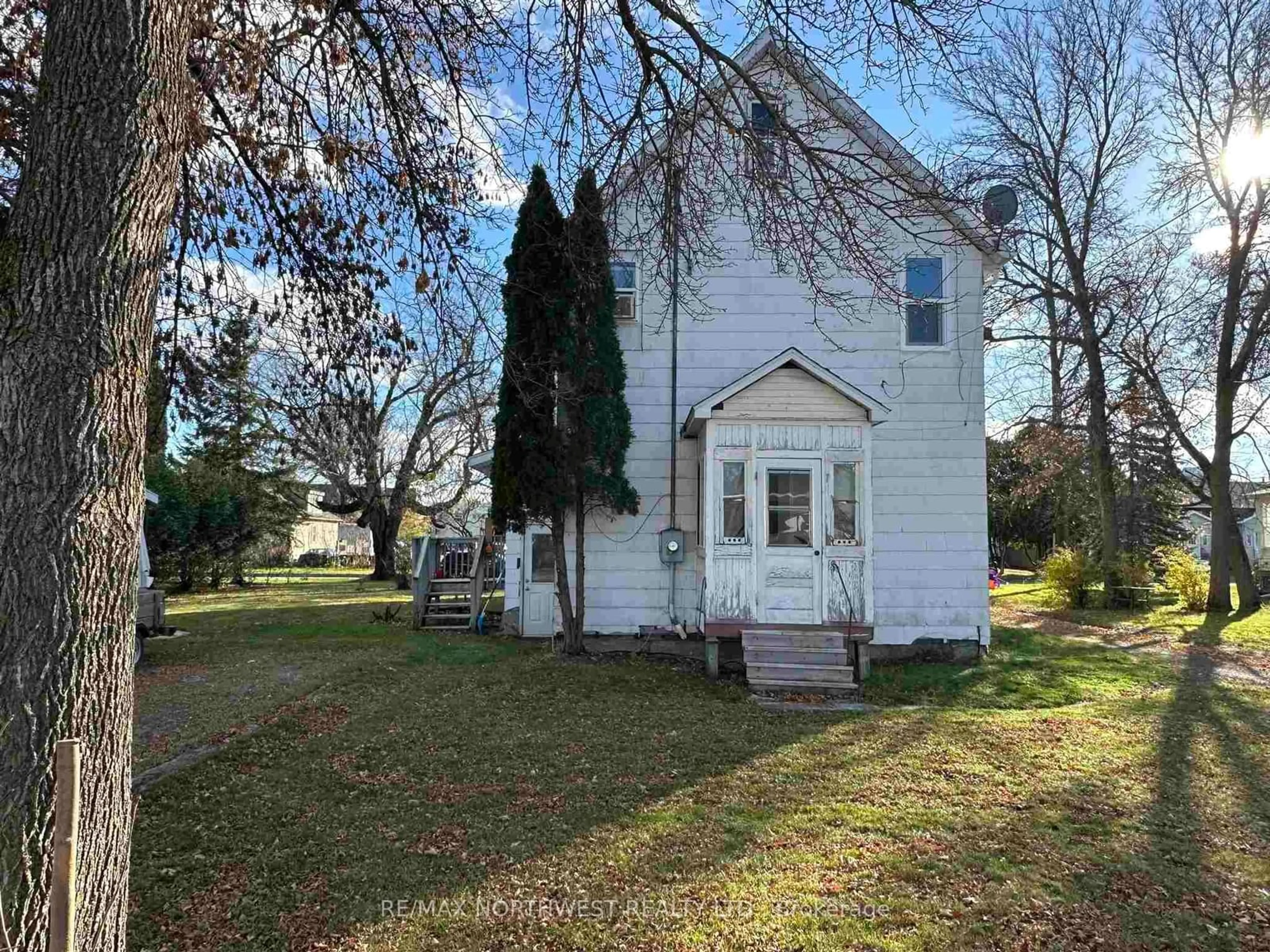 A pic from outside/outdoor area/front of a property/back of a property/a pic from drone, street for 314 First St, Fort Frances Ontario P9A 1K7
