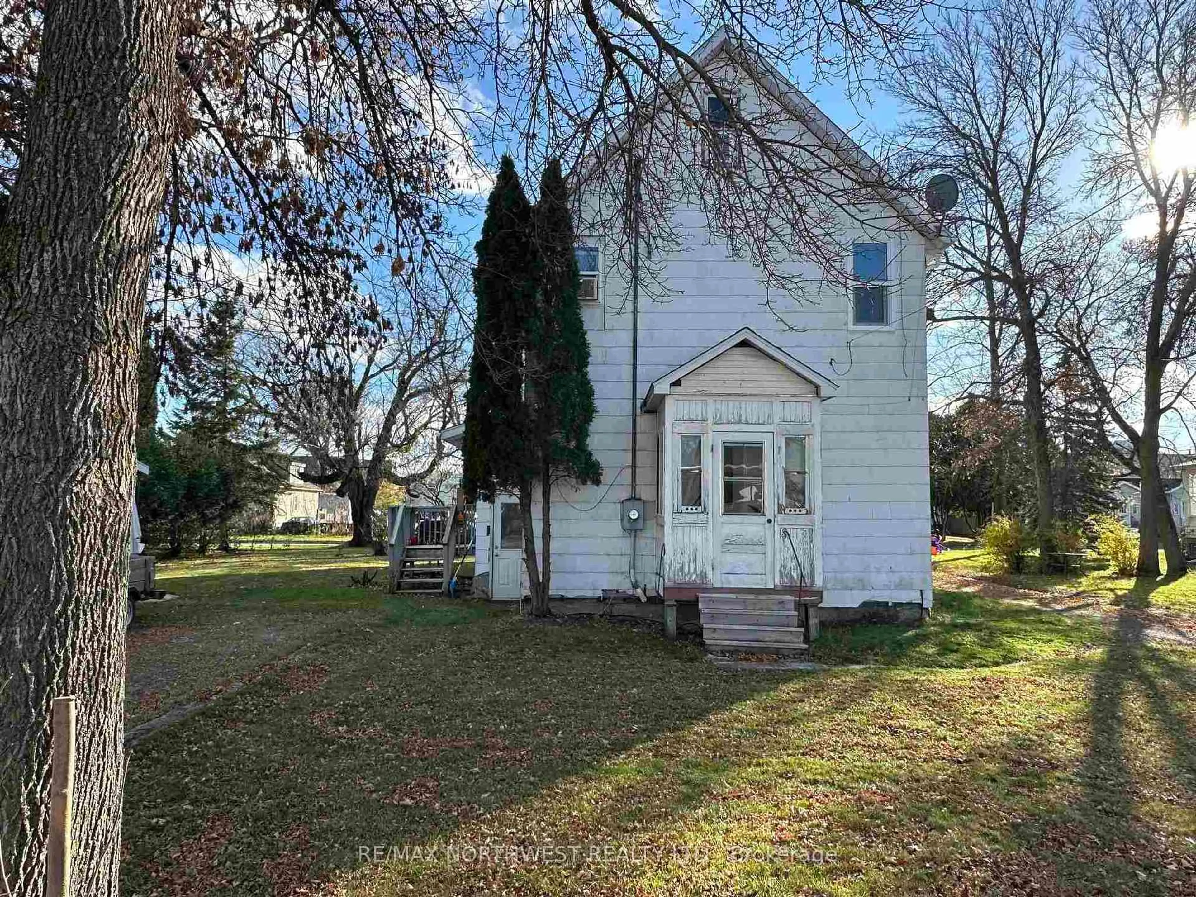 A pic from outside/outdoor area/front of a property/back of a property/a pic from drone, street for 314 First St, Fort Frances Ontario P9A 1K7