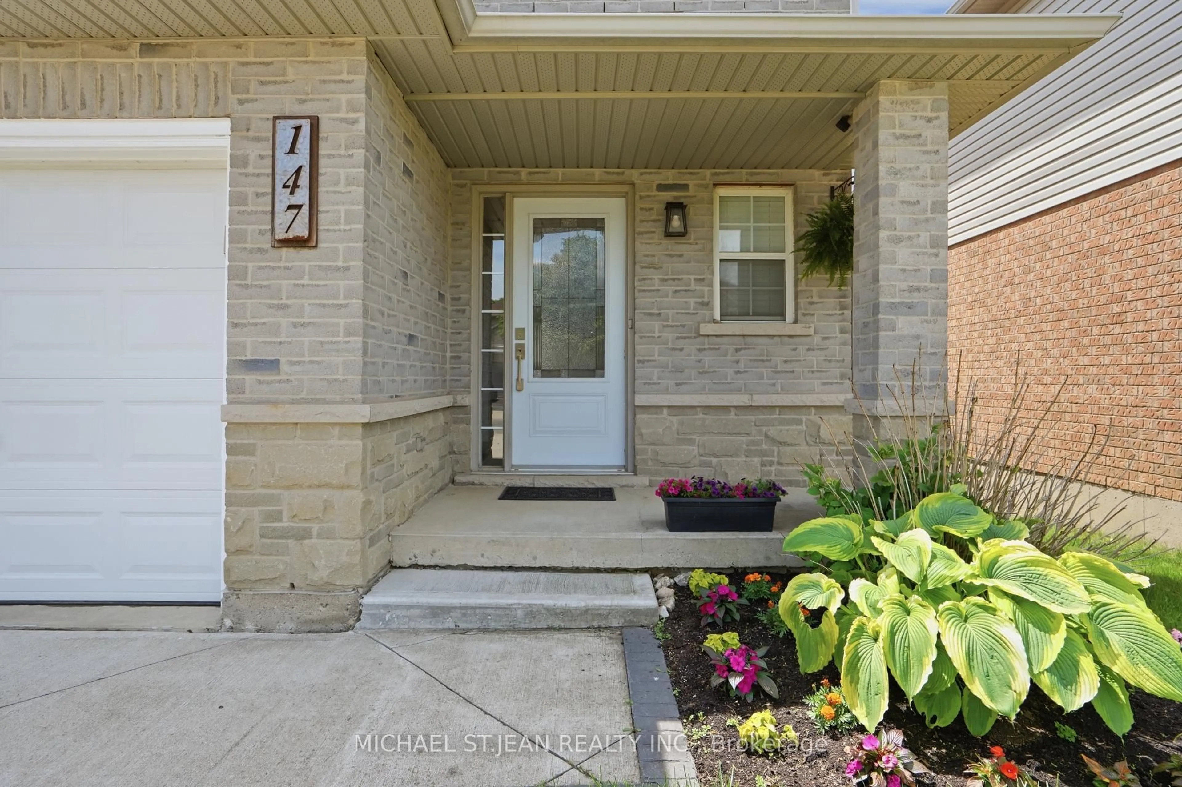 Indoor entryway for 147 Thames Way, Hamilton Ontario L0R 1W0