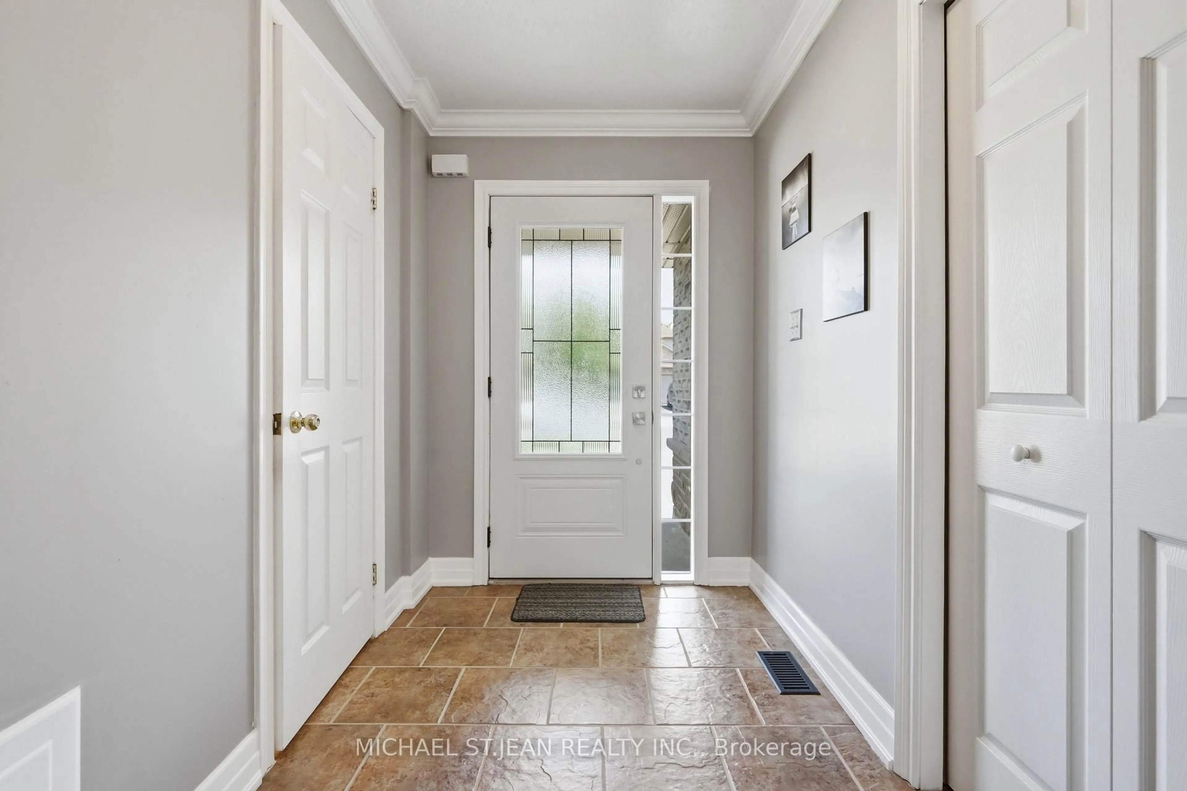Indoor entryway for 147 Thames Way, Hamilton Ontario L0R 1W0