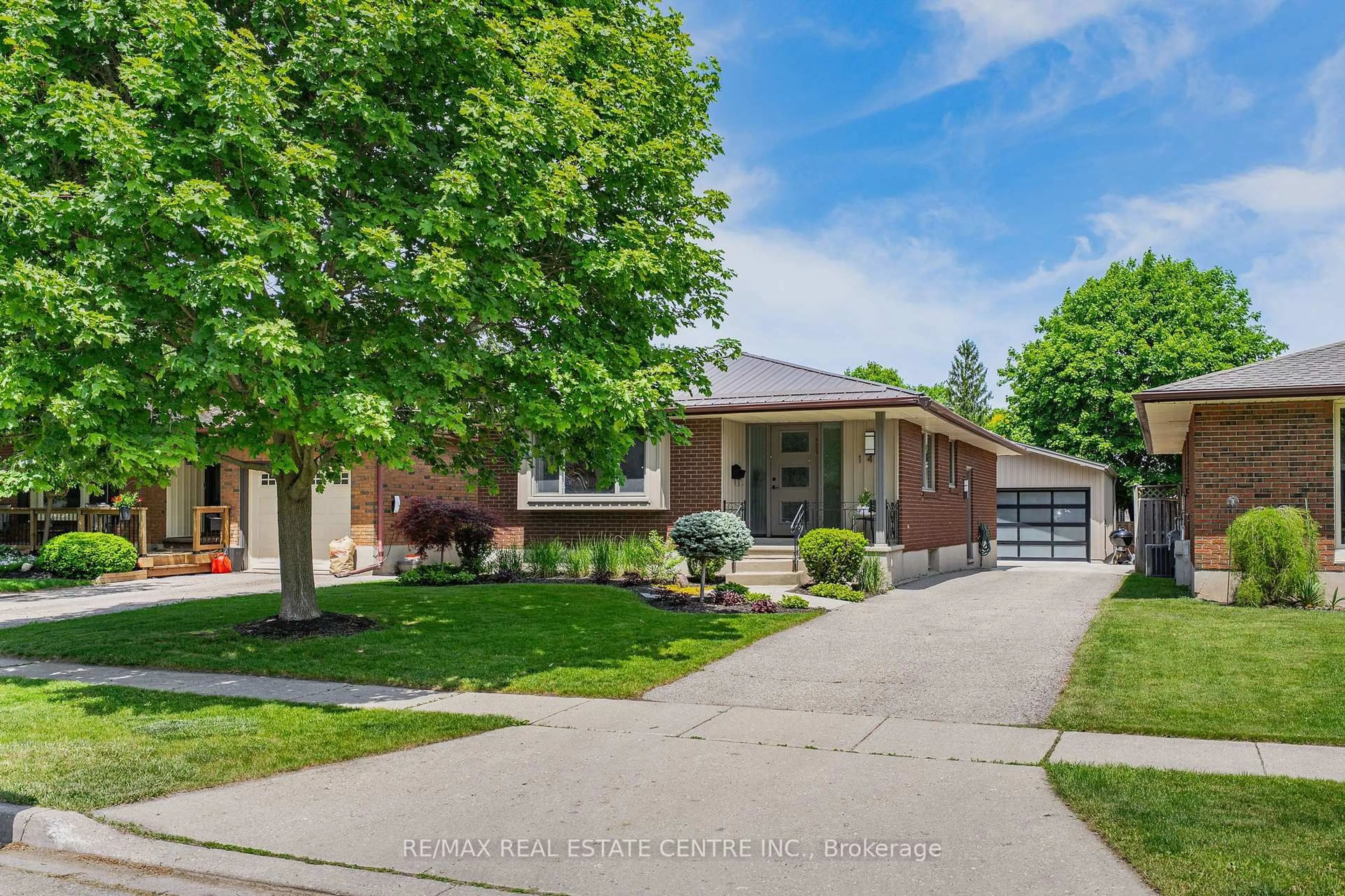 Home with brick exterior material, street for 148 Wedgewood Dr, Cambridge Ontario N1S 3X9