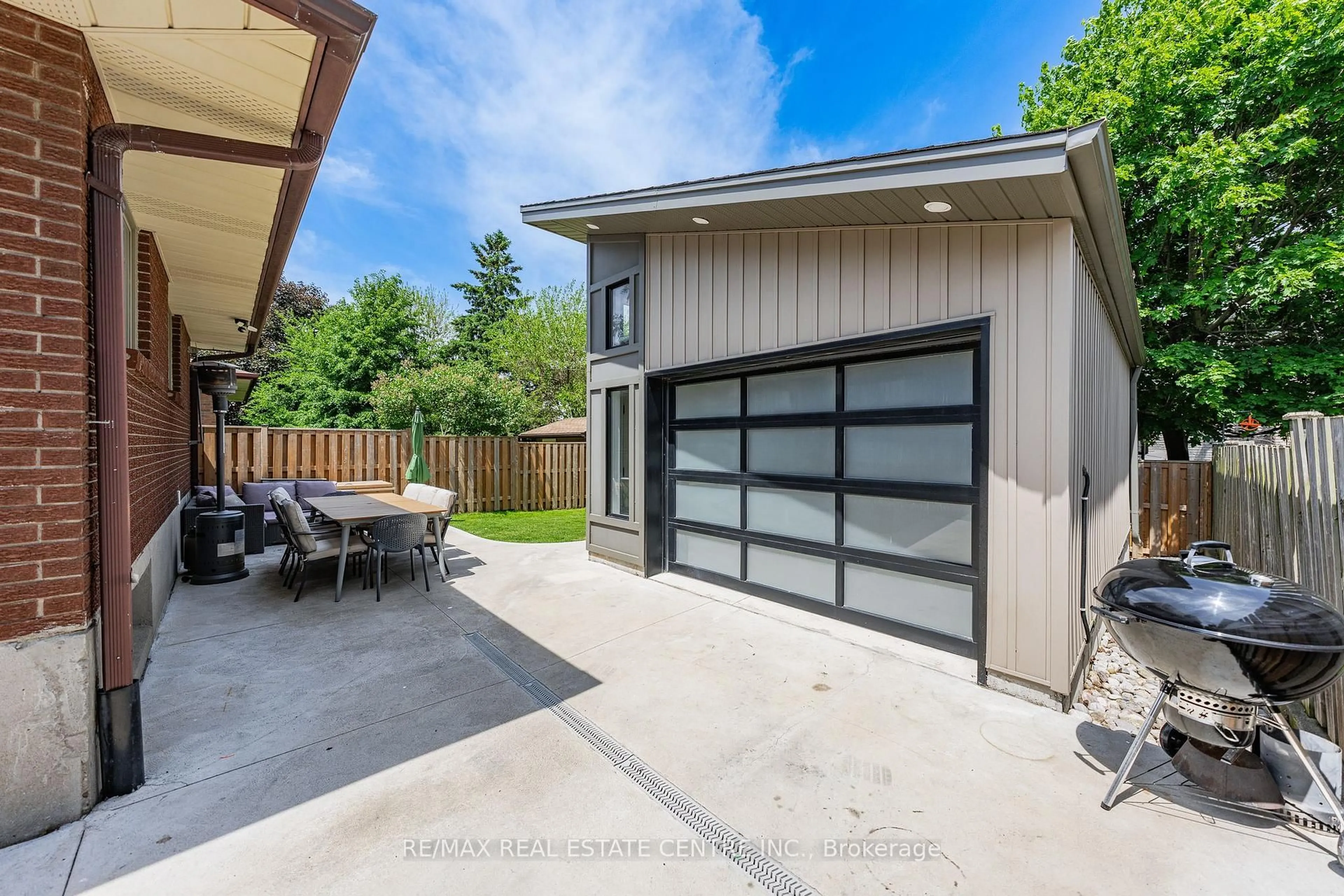 Indoor garage for 148 Wedgewood Dr, Cambridge Ontario N1S 3X9