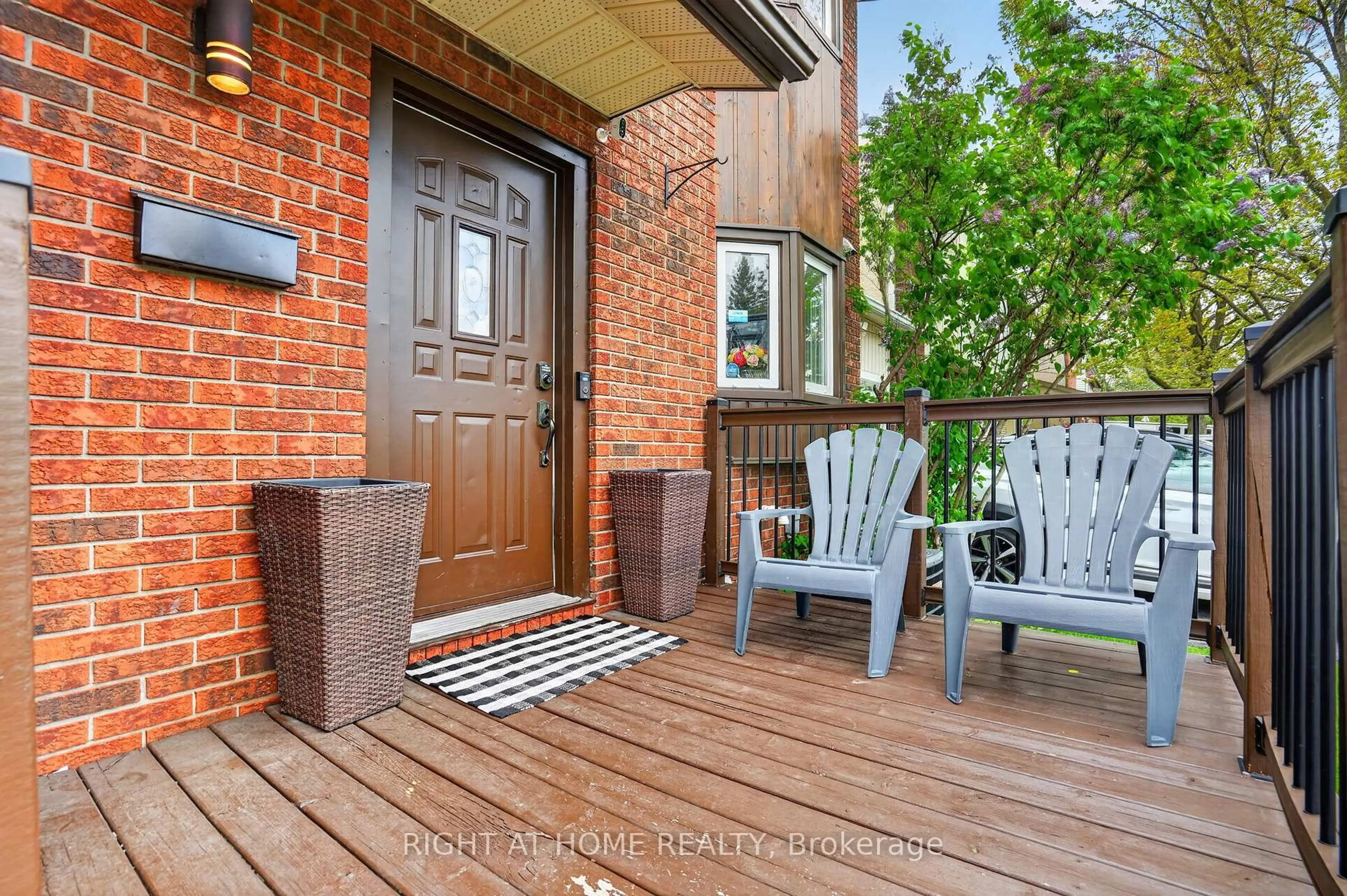 Indoor entryway for 1633 Lafrance Dr, Ottawa Ontario K1E 2L7