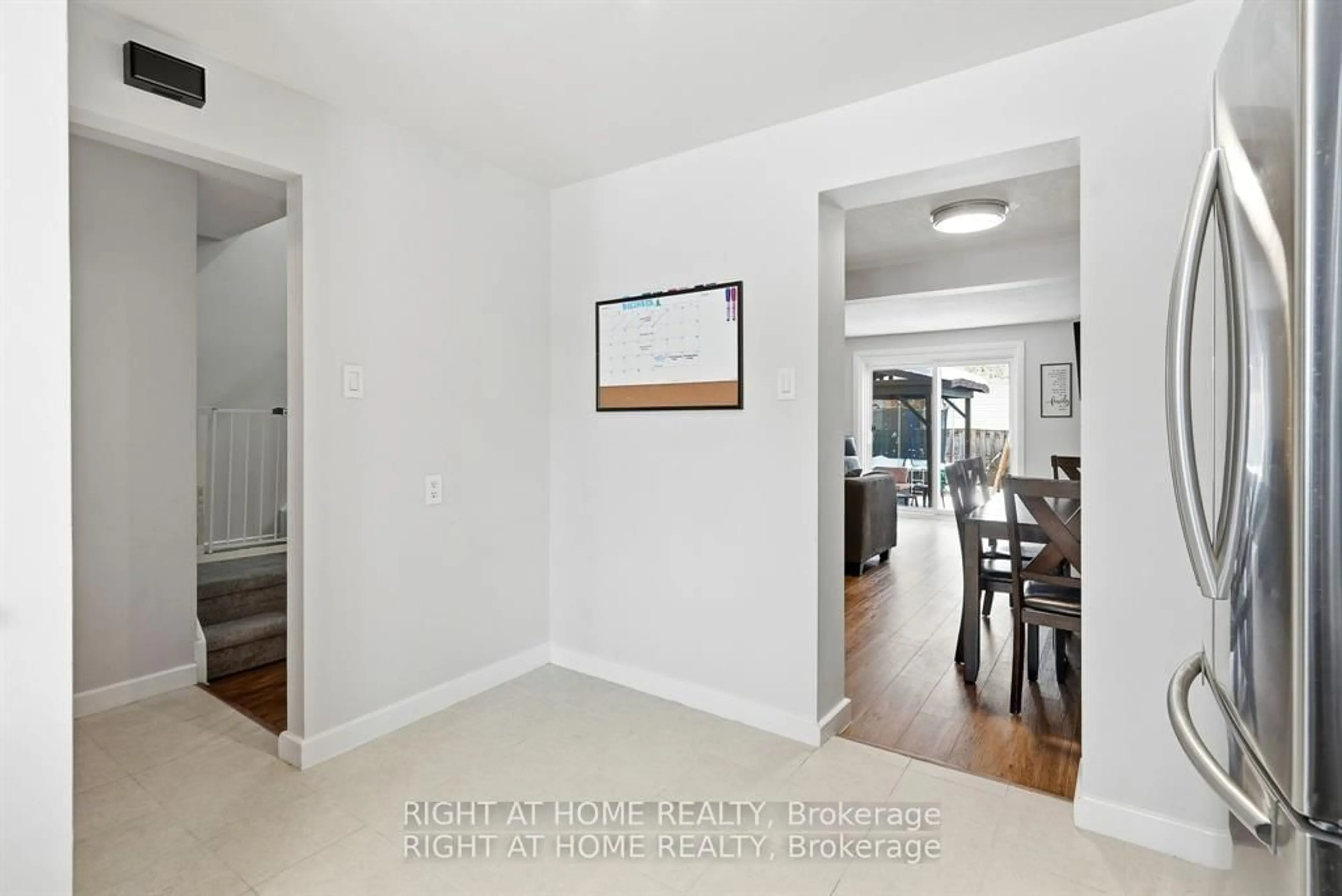 Unknown for 1633 Lafrance Dr, Ottawa Ontario K1E 2L7