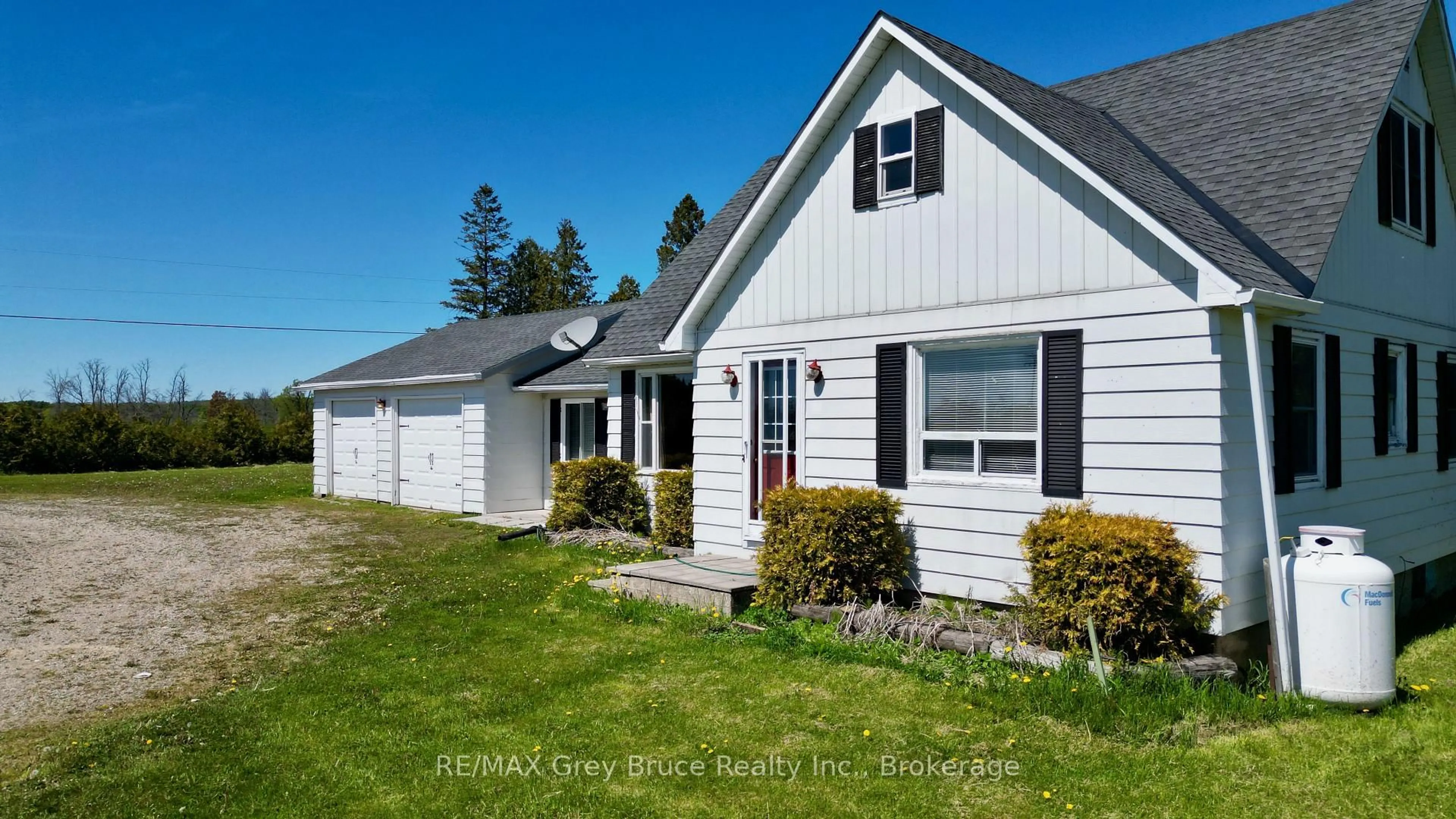 Home with vinyl exterior material, street for 114 LINDSAY ROAD 5, Northern Bruce Peninsula Ontario N0H 1W0