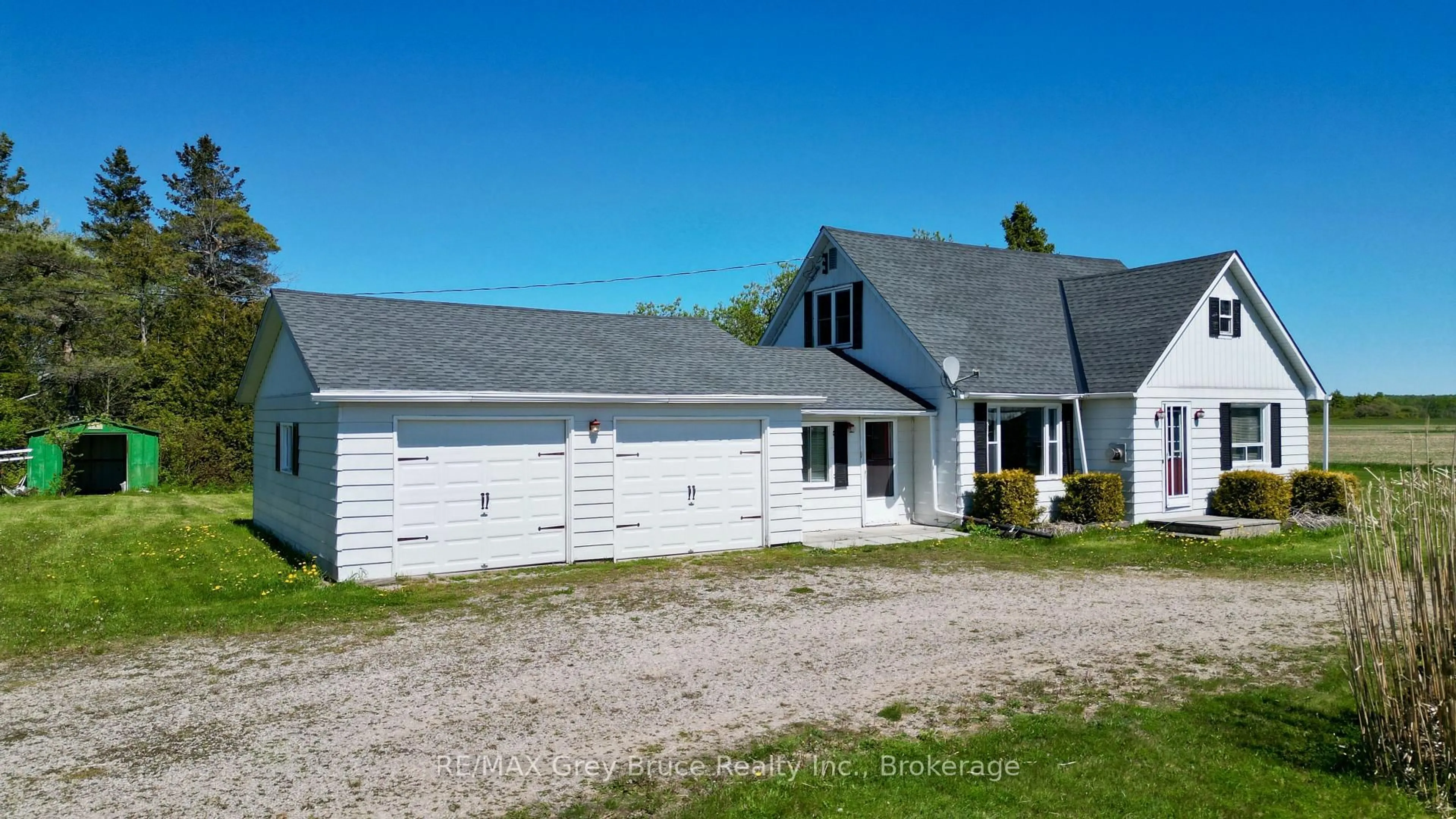 Home with vinyl exterior material, street for 114 LINDSAY ROAD 5, Northern Bruce Peninsula Ontario N0H 1W0