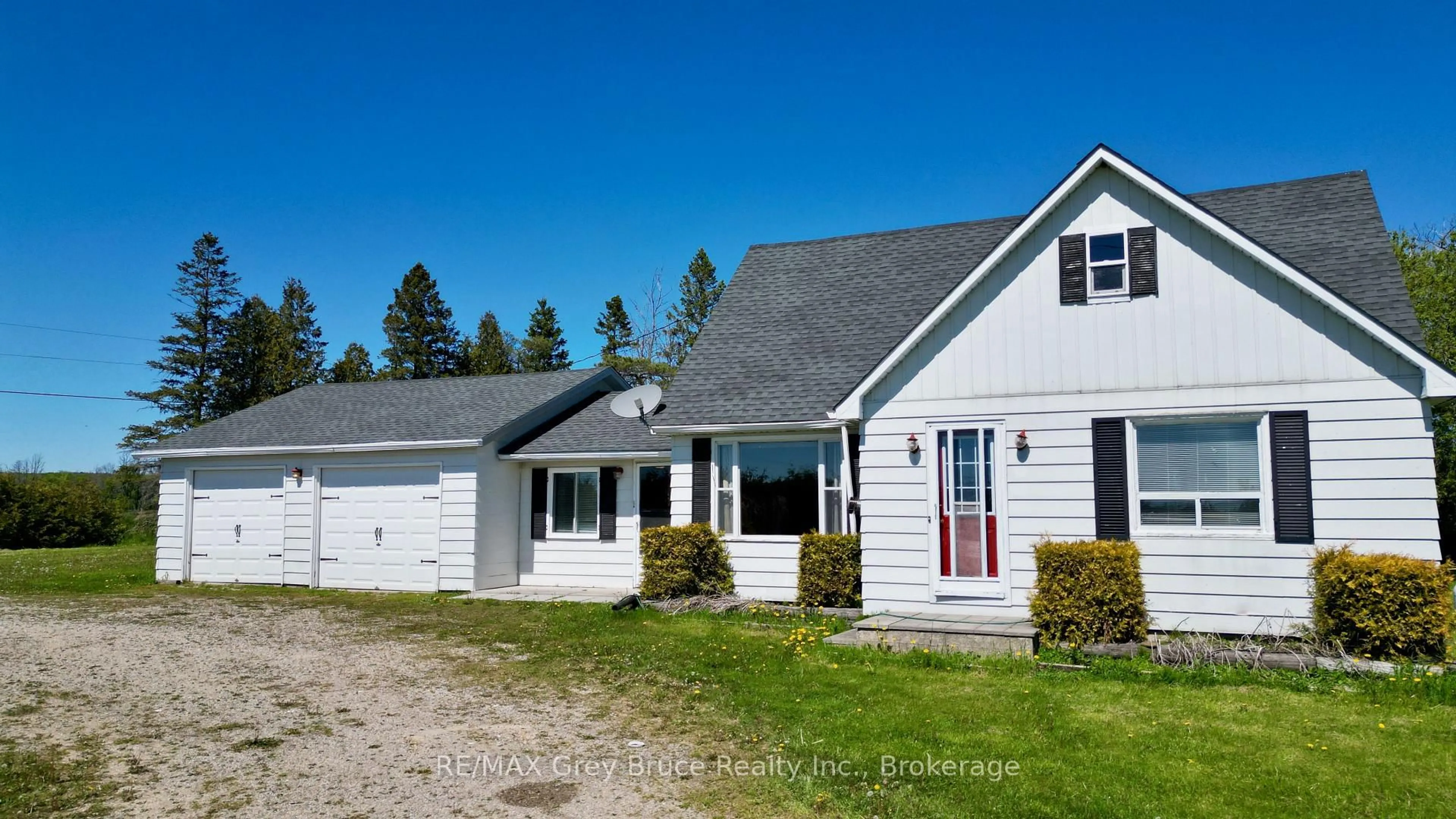 Home with vinyl exterior material, street for 114 LINDSAY ROAD 5, Northern Bruce Peninsula Ontario N0H 1W0