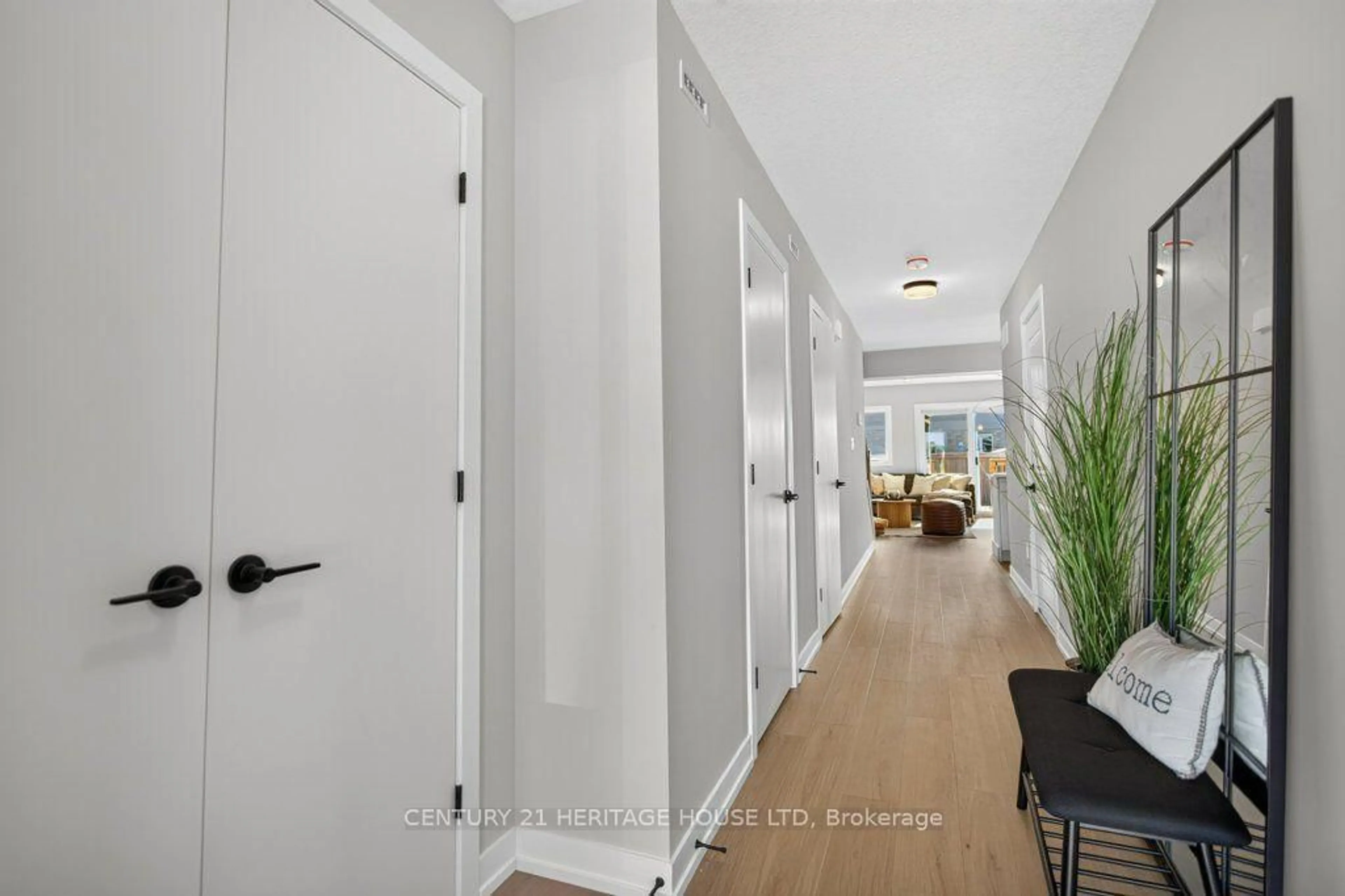 Indoor entryway for 25 Kiln Lane, St. Thomas Ontario N5R 0S2