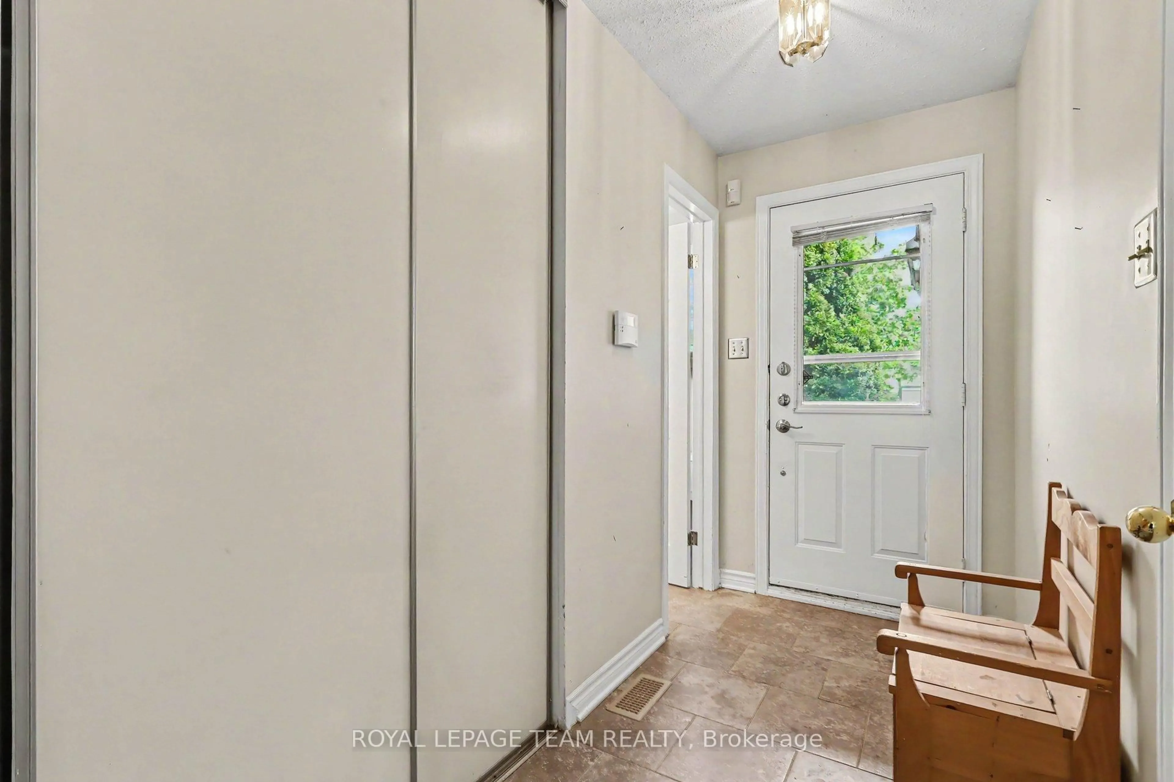 Indoor entryway for 36 Southport Dr, Ottawa Ontario K1T 3E7