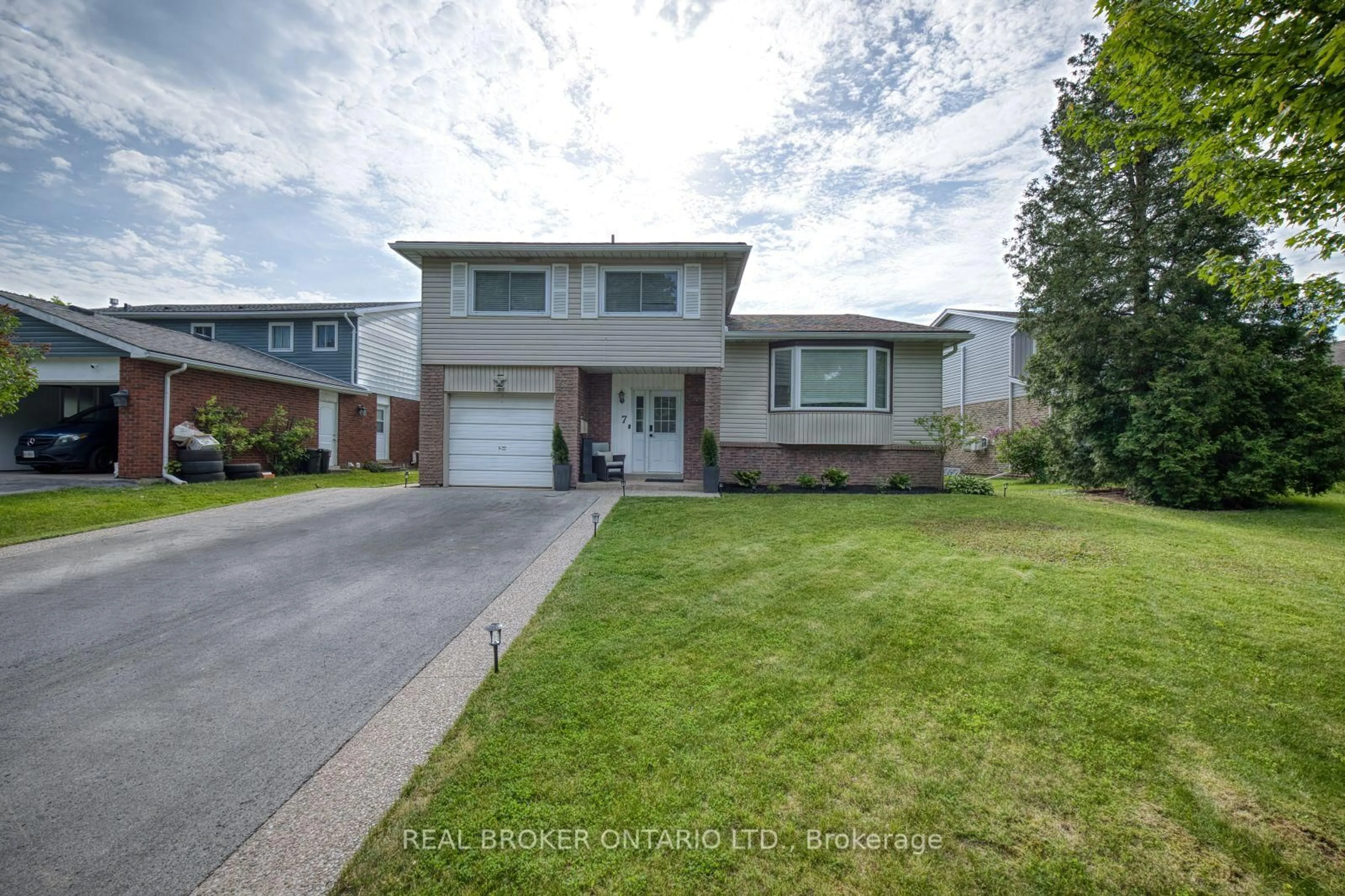 Unknown for 7 Fairington Cres, St. Catharines Ontario L2N 5W2