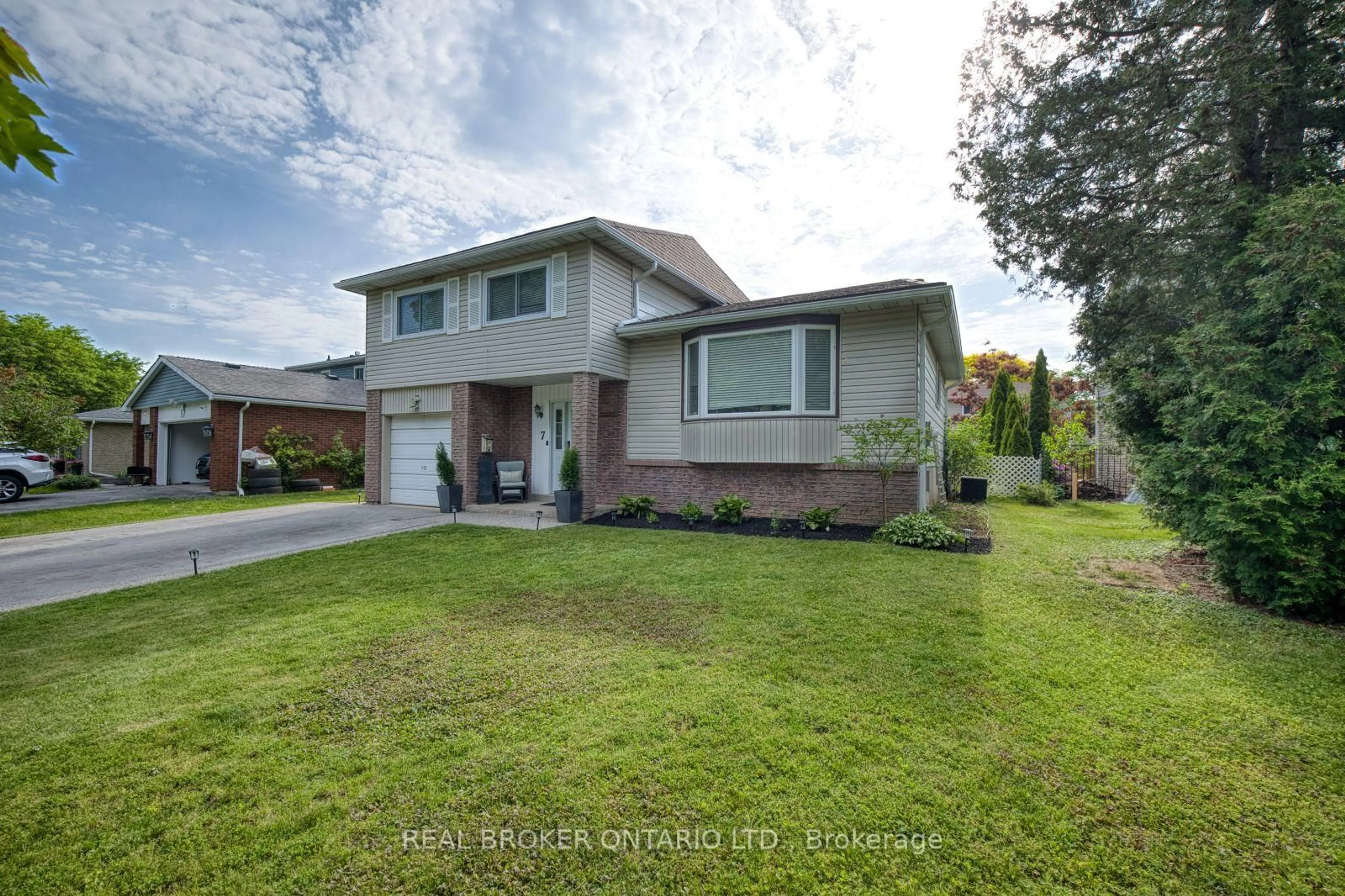 Home with brick exterior material, street for 7 Fairington Cres, St. Catharines Ontario L2N 5W2