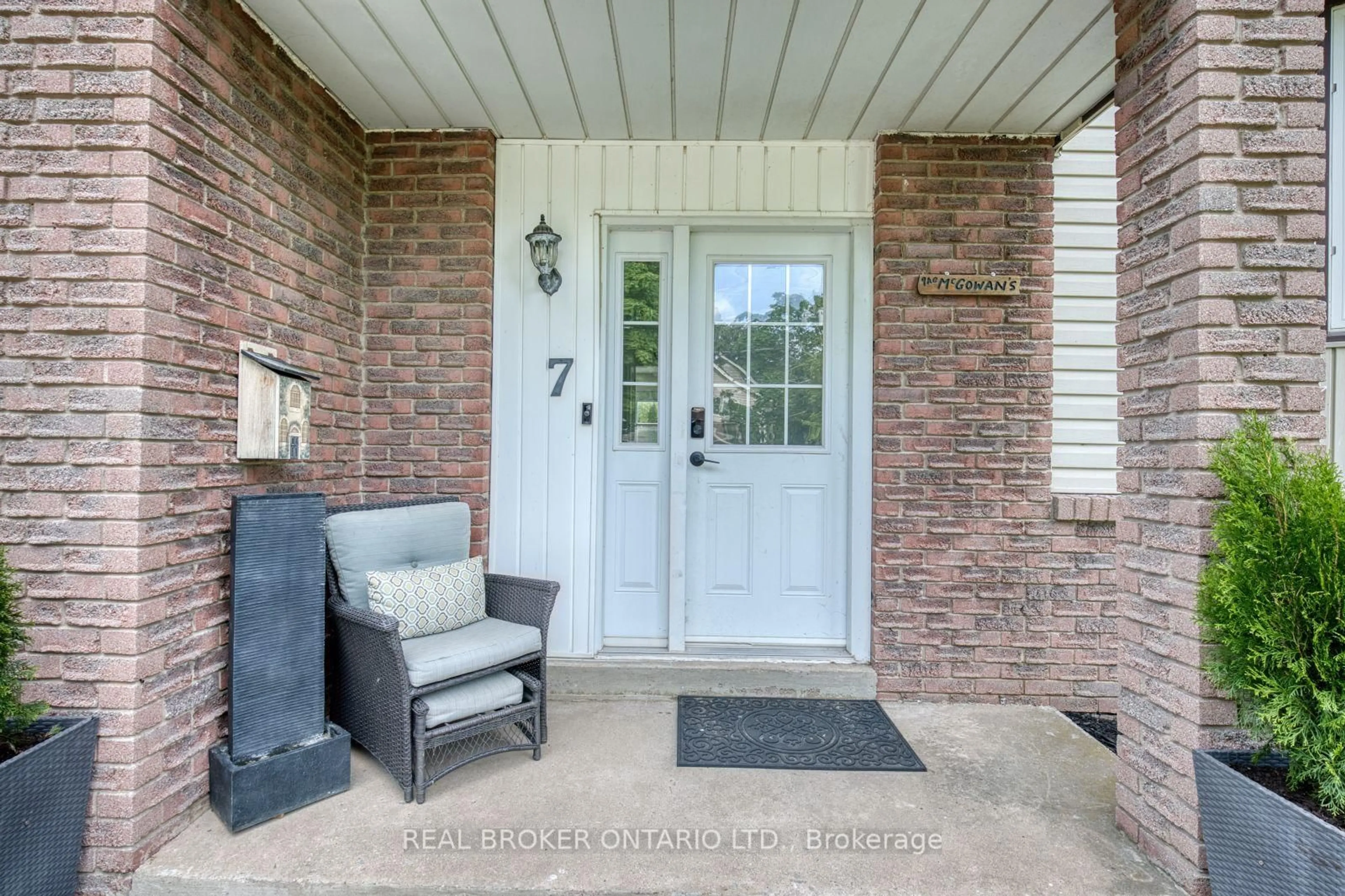 Indoor entryway for 7 Fairington Cres, St. Catharines Ontario L2N 5W2