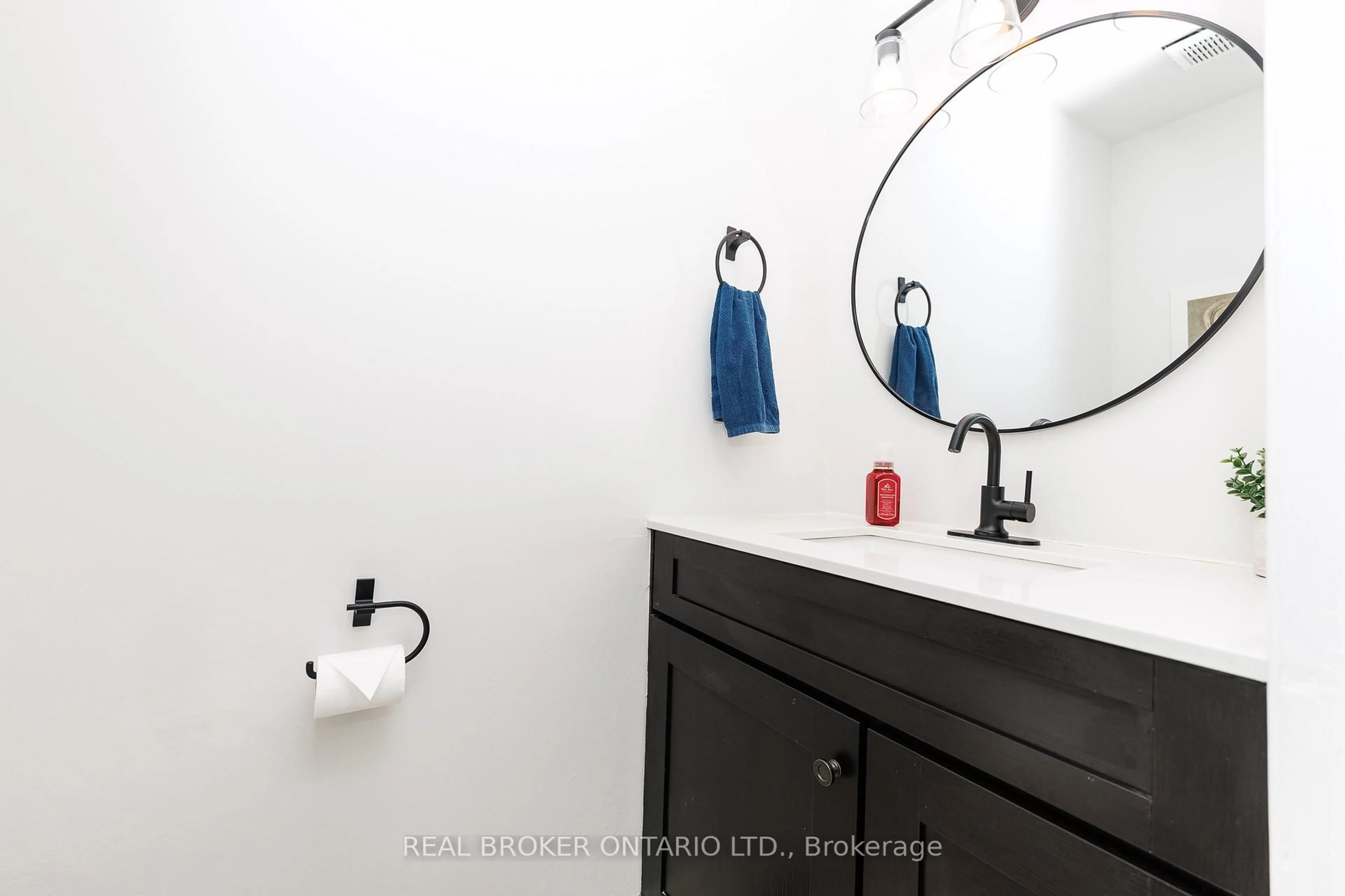 Contemporary bathroom, ceramic/tile floor for 7 Fairington Cres, St. Catharines Ontario L2N 5W2