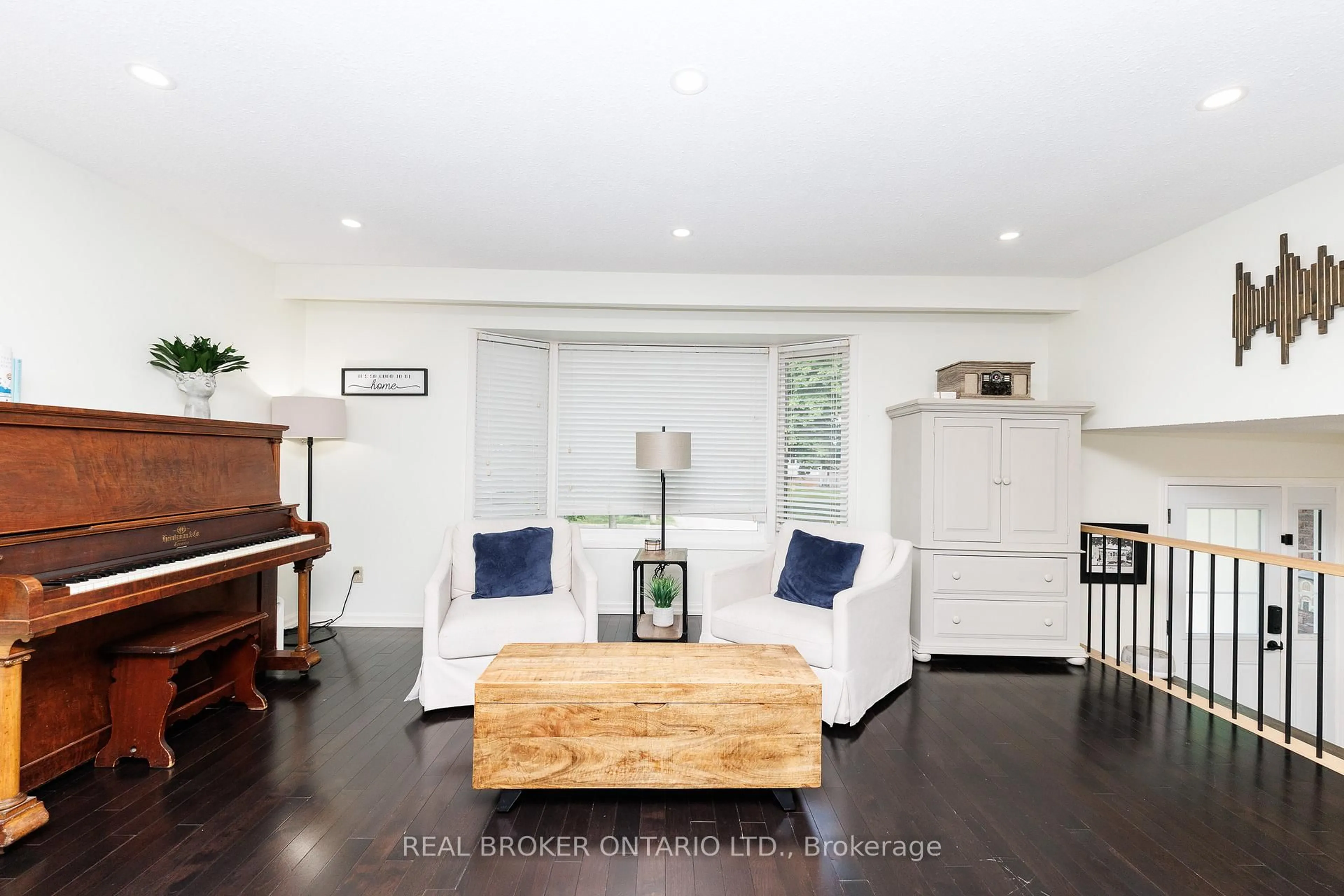 Living room with furniture, wood/laminate floor for 7 Fairington Cres, St. Catharines Ontario L2N 5W2