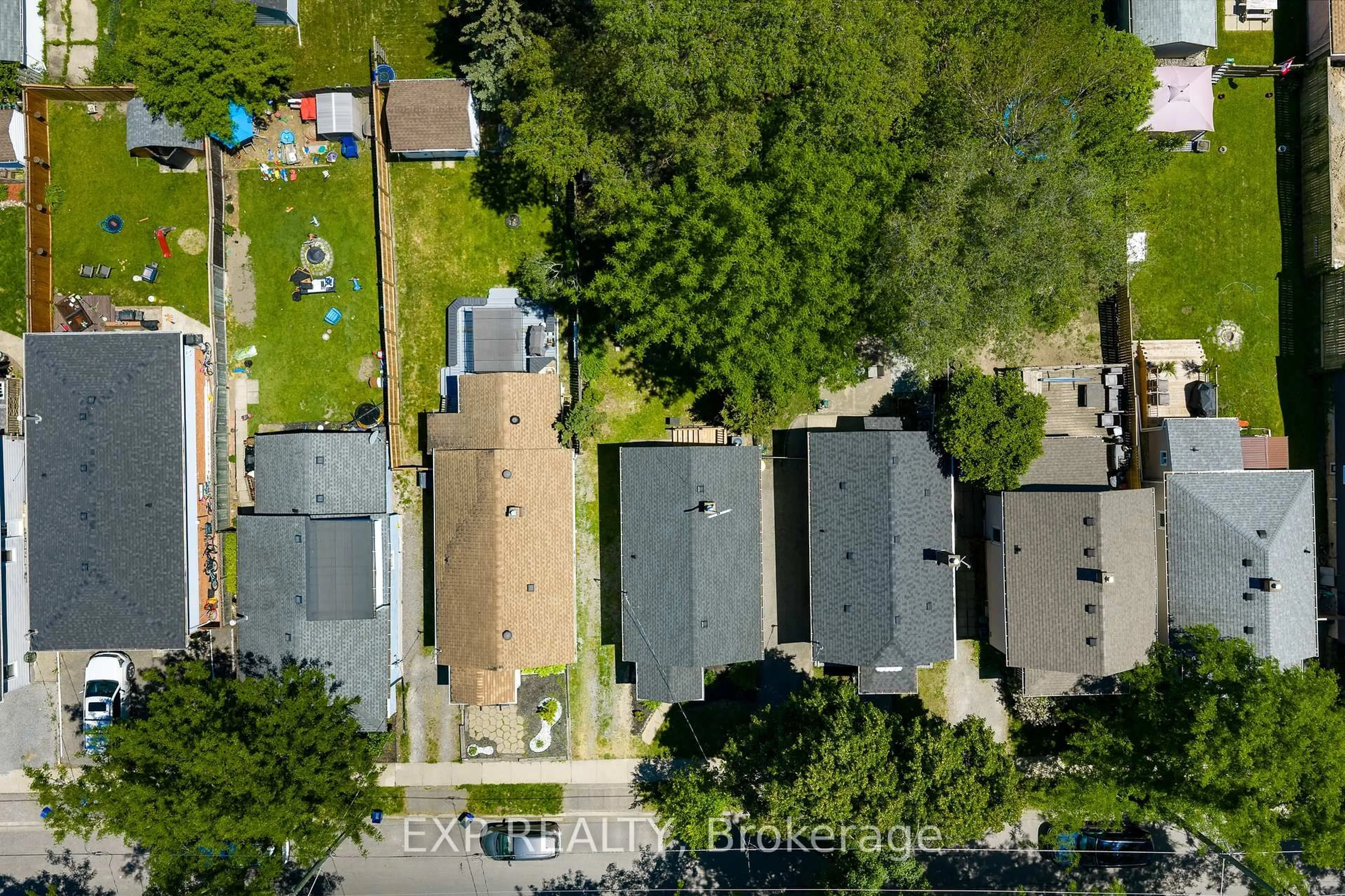 A pic from outside/outdoor area/front of a property/back of a property/a pic from drone, street for 28 Grantham Ave, St. Catharines Ontario L2P 3B4