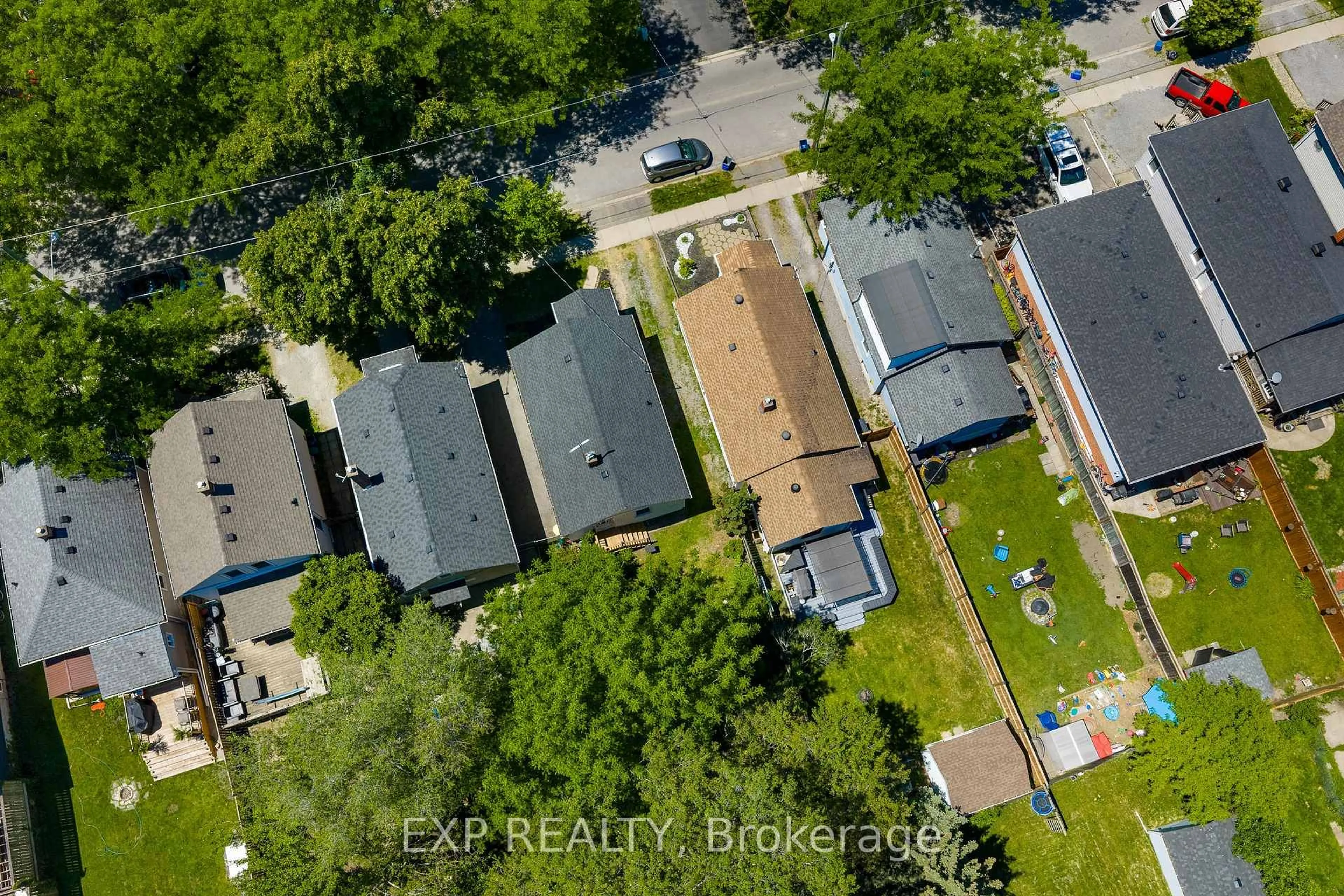 A pic from outside/outdoor area/front of a property/back of a property/a pic from drone, street for 28 Grantham Ave, St. Catharines Ontario L2P 3B4