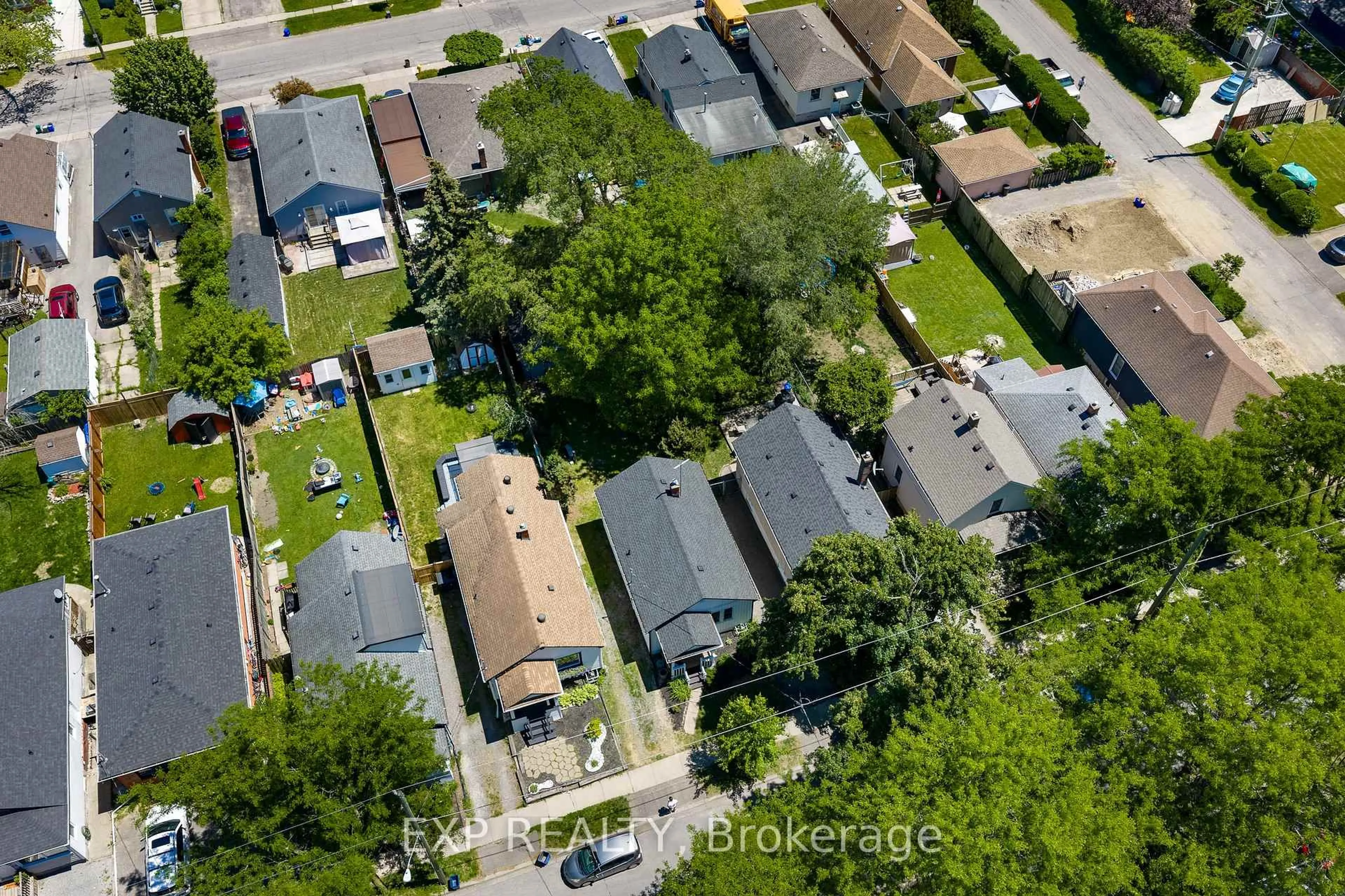 A pic from outside/outdoor area/front of a property/back of a property/a pic from drone, street for 28 Grantham Ave, St. Catharines Ontario L2P 3B4