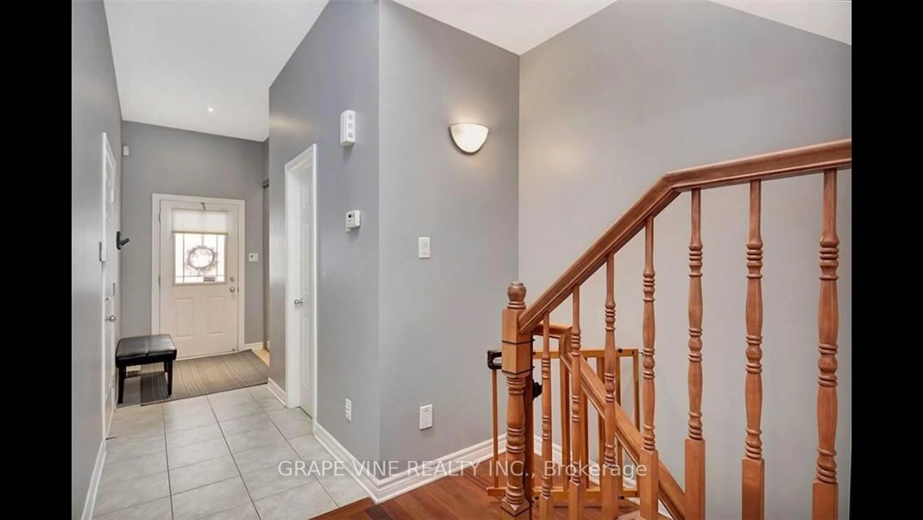 Indoor foyer for 137 Marrissa Ave, Ottawa Ontario K1J 0A4