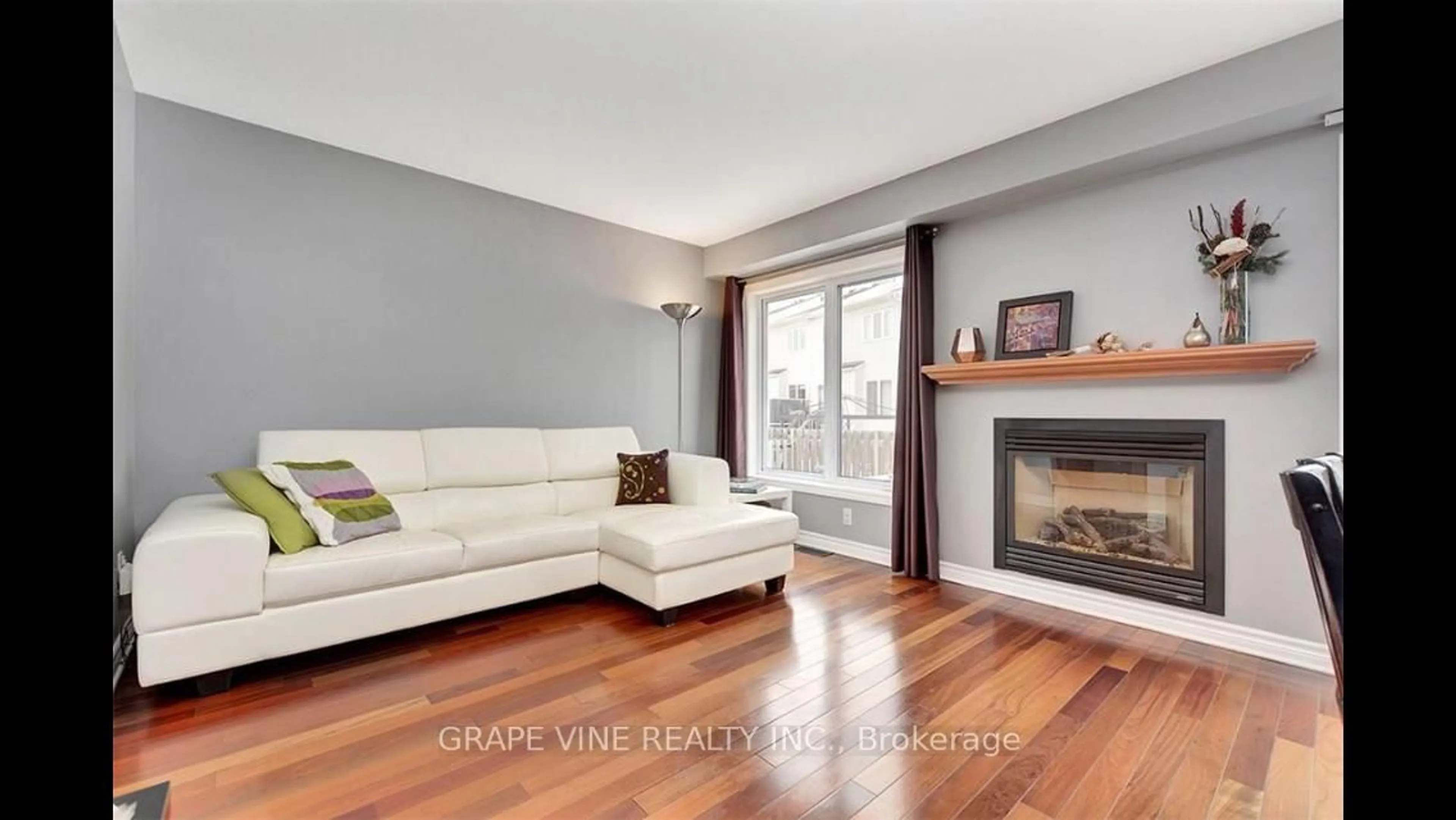 Living room with furniture, wood/laminate floor for 137 Marrissa Ave, Ottawa Ontario K1J 0A4