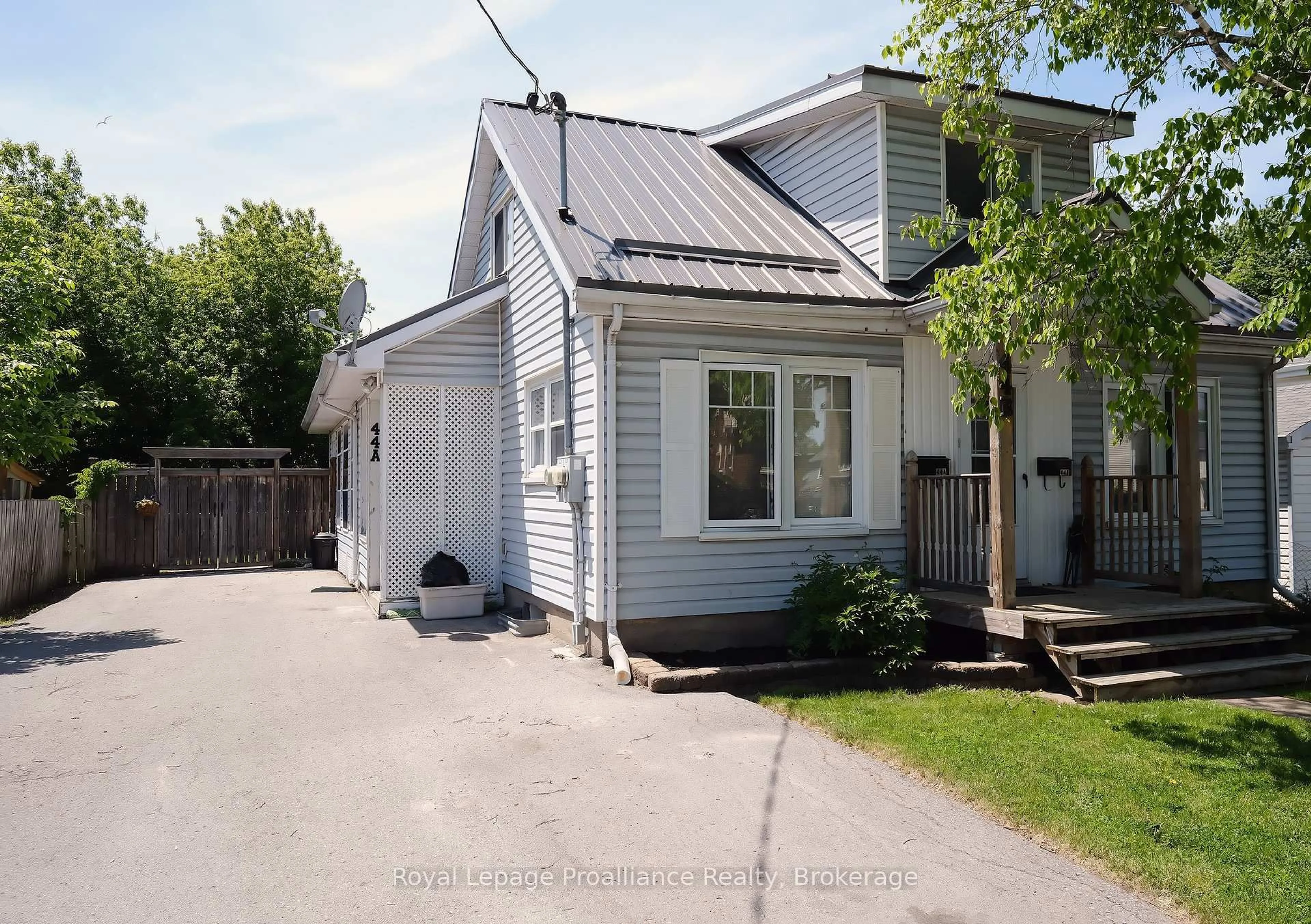 Home with vinyl exterior material, street for 44 Ponton St, Belleville Ontario K8P 3T6