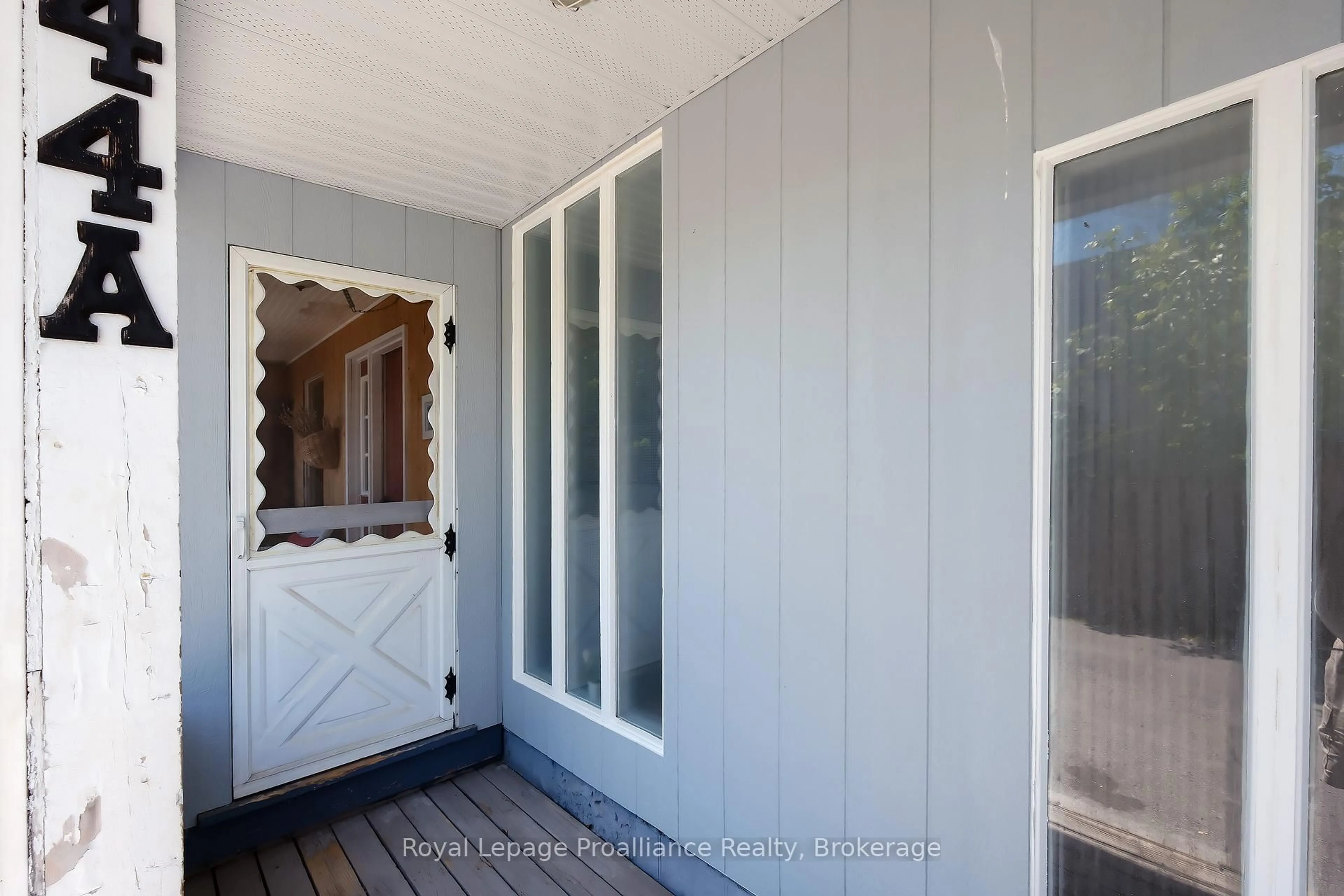 Indoor entryway for 44 Ponton St, Belleville Ontario K8P 3T6