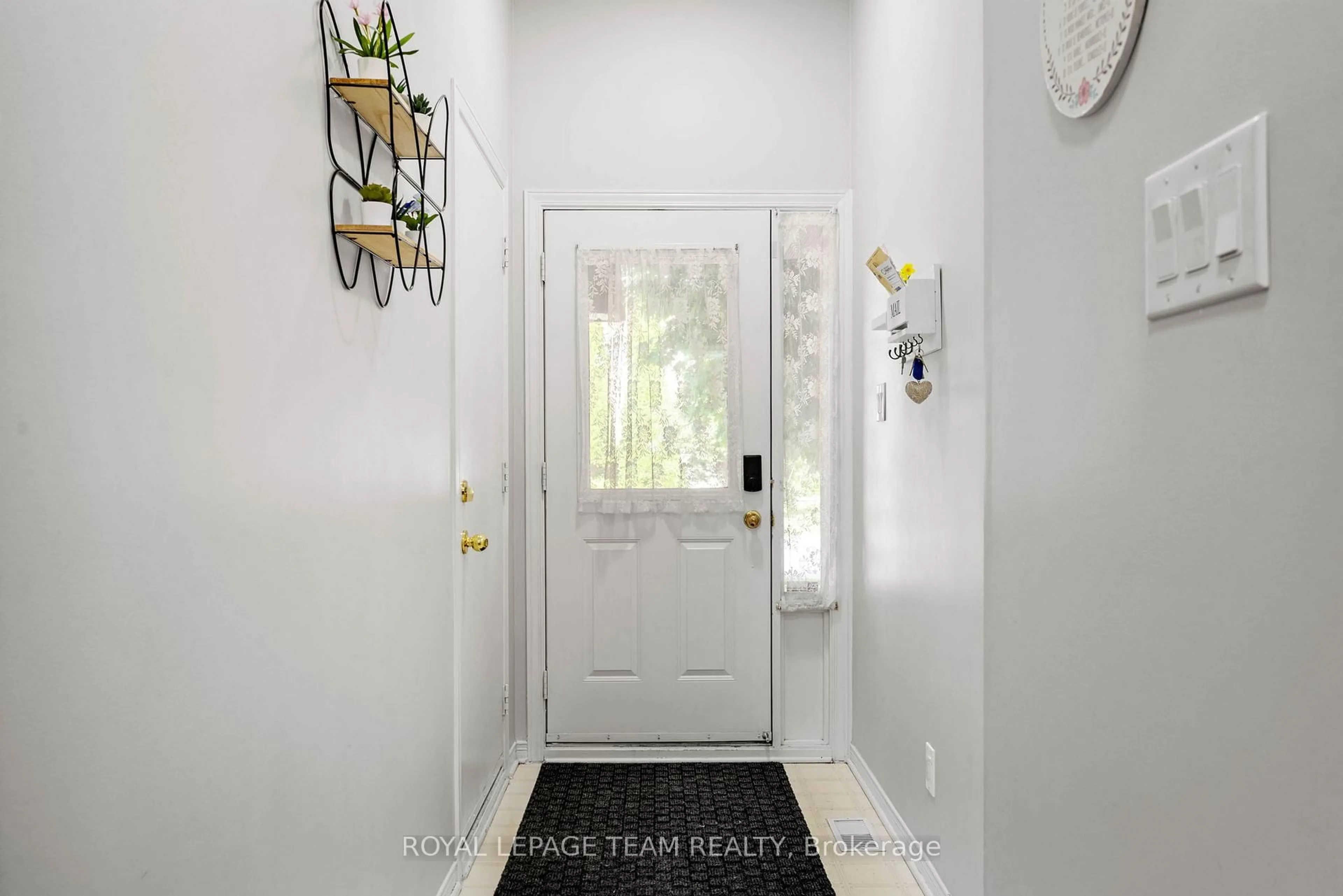 Indoor entryway for 5953 Pineglade Cres, Ottawa Ontario K1W 1G9