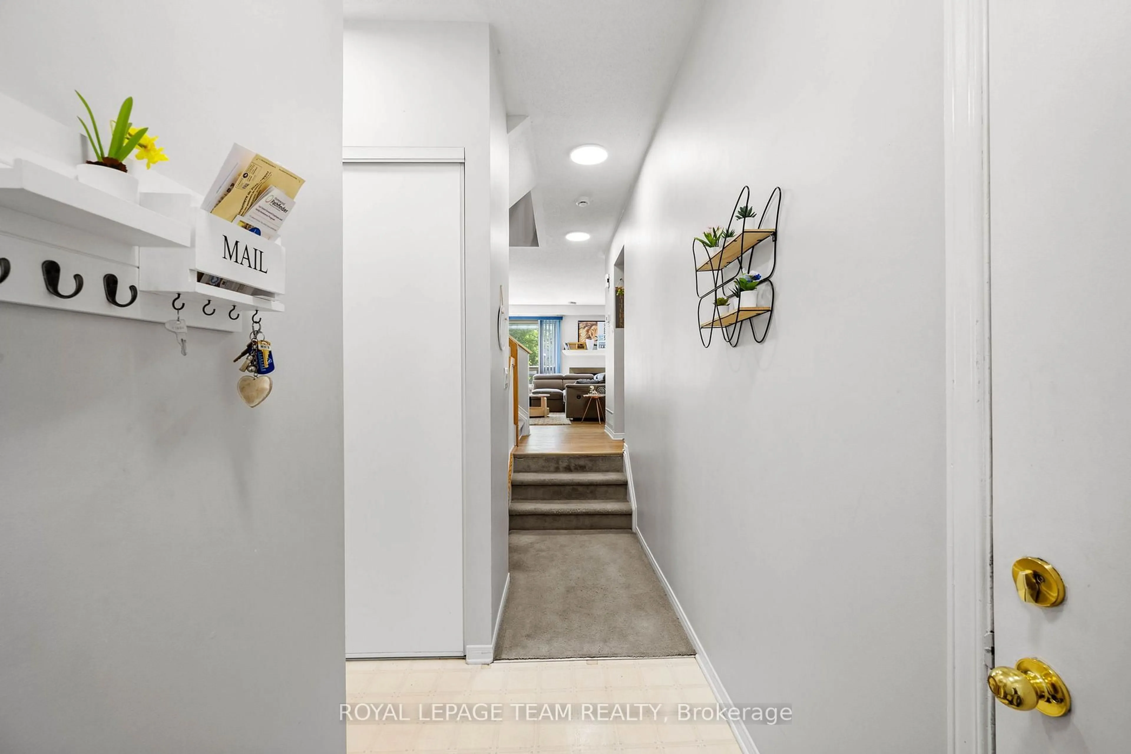 Indoor entryway for 5953 Pineglade Cres, Ottawa Ontario K1W 1G9