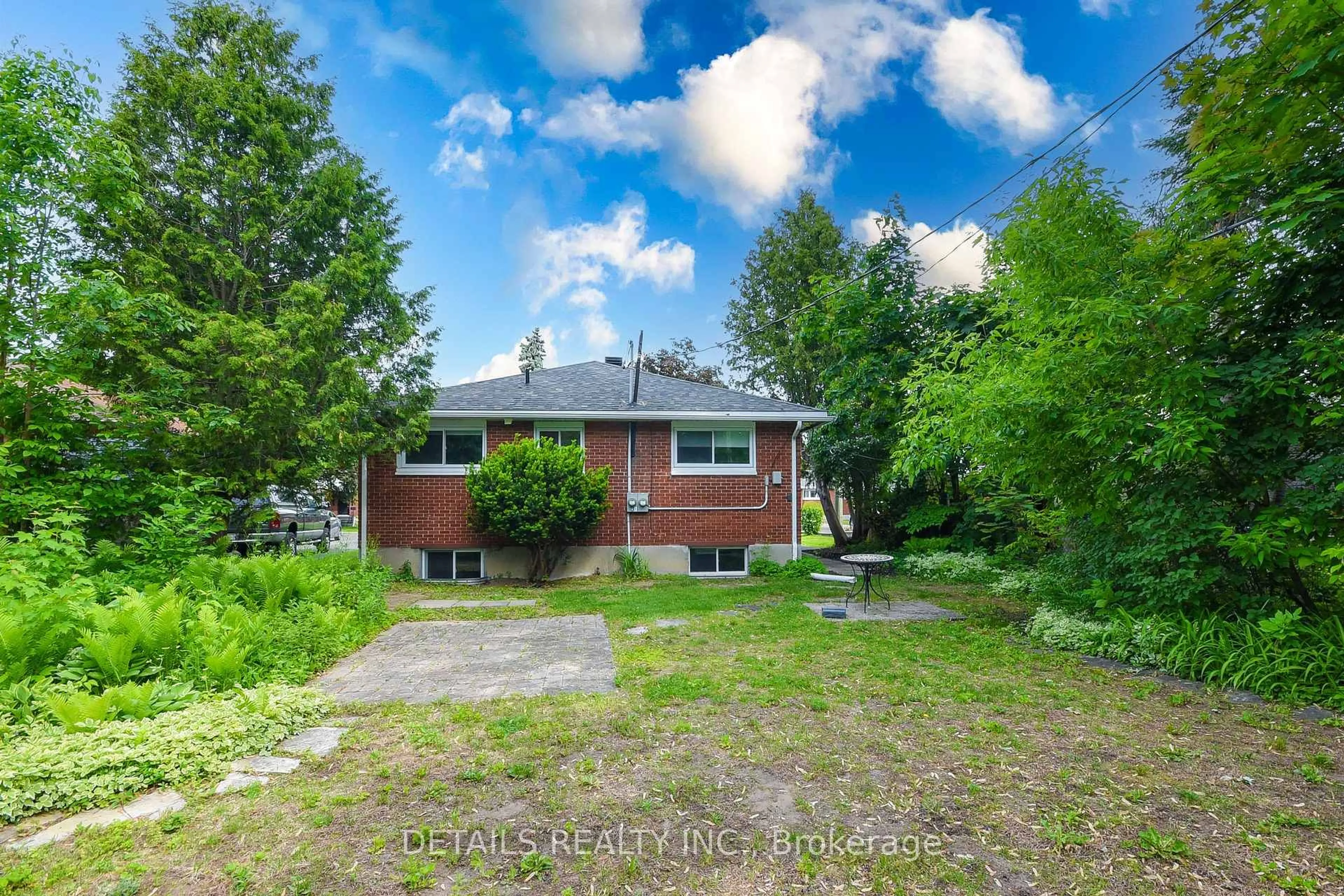 A pic from outside/outdoor area/front of a property/back of a property/a pic from drone, street for 2364 Cheshire Rd, Ottawa Ontario K2C 1G3