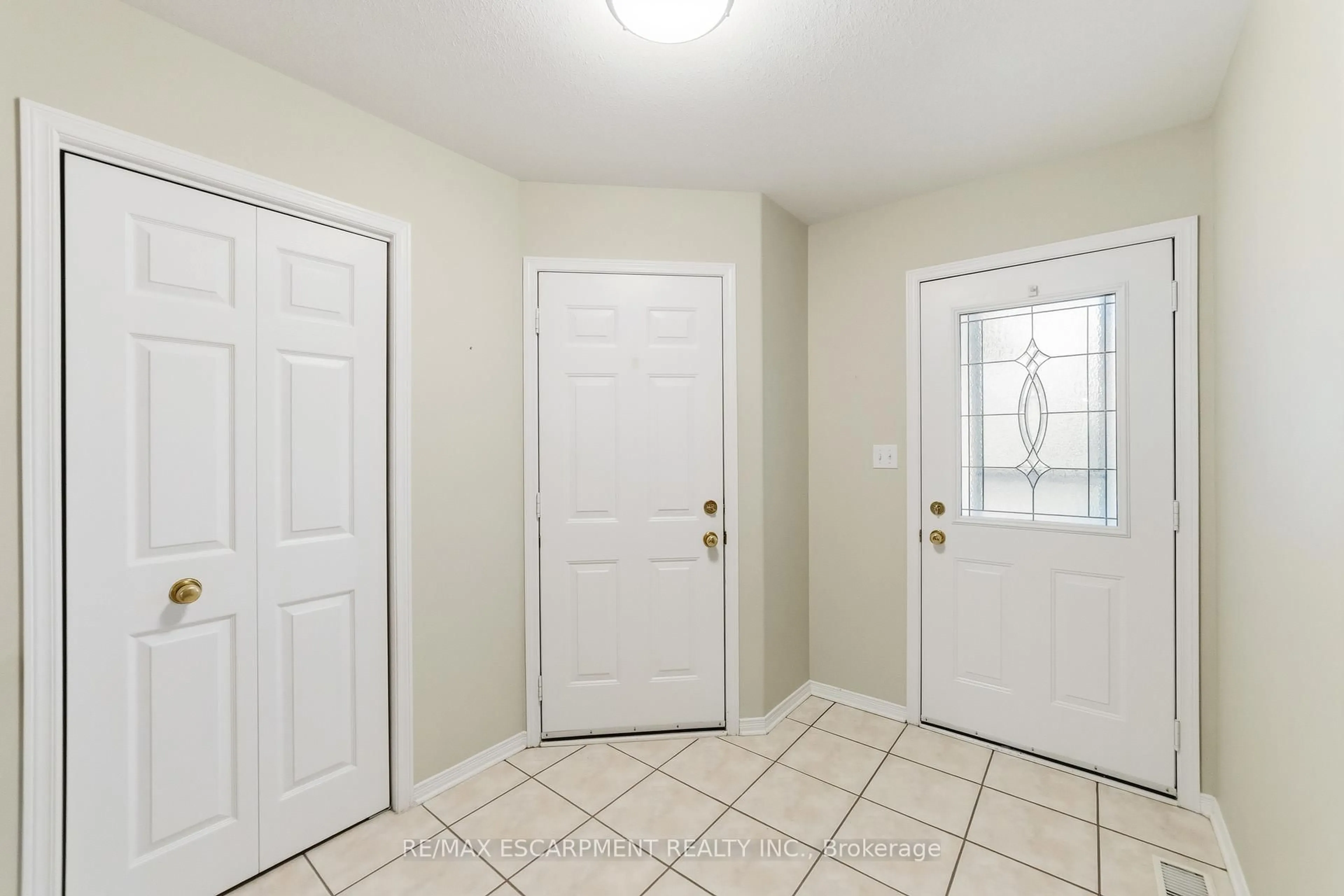Indoor entryway for 296 Autumn Cres, Welland Ontario L3C 7K1