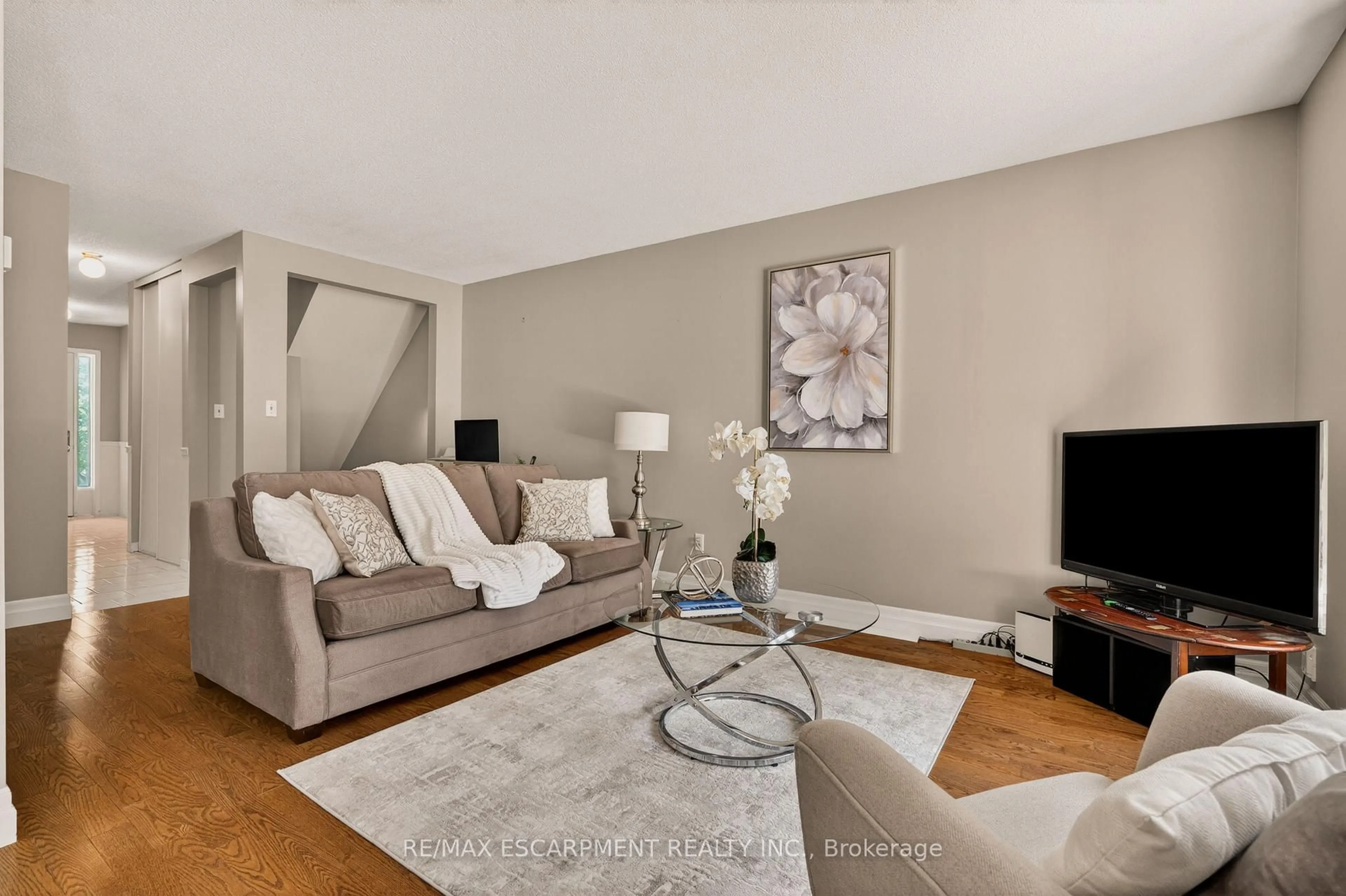 Living room with furniture, unknown for 1675 Upper Gage Ave #31, Hamilton Ontario L8W 3R8