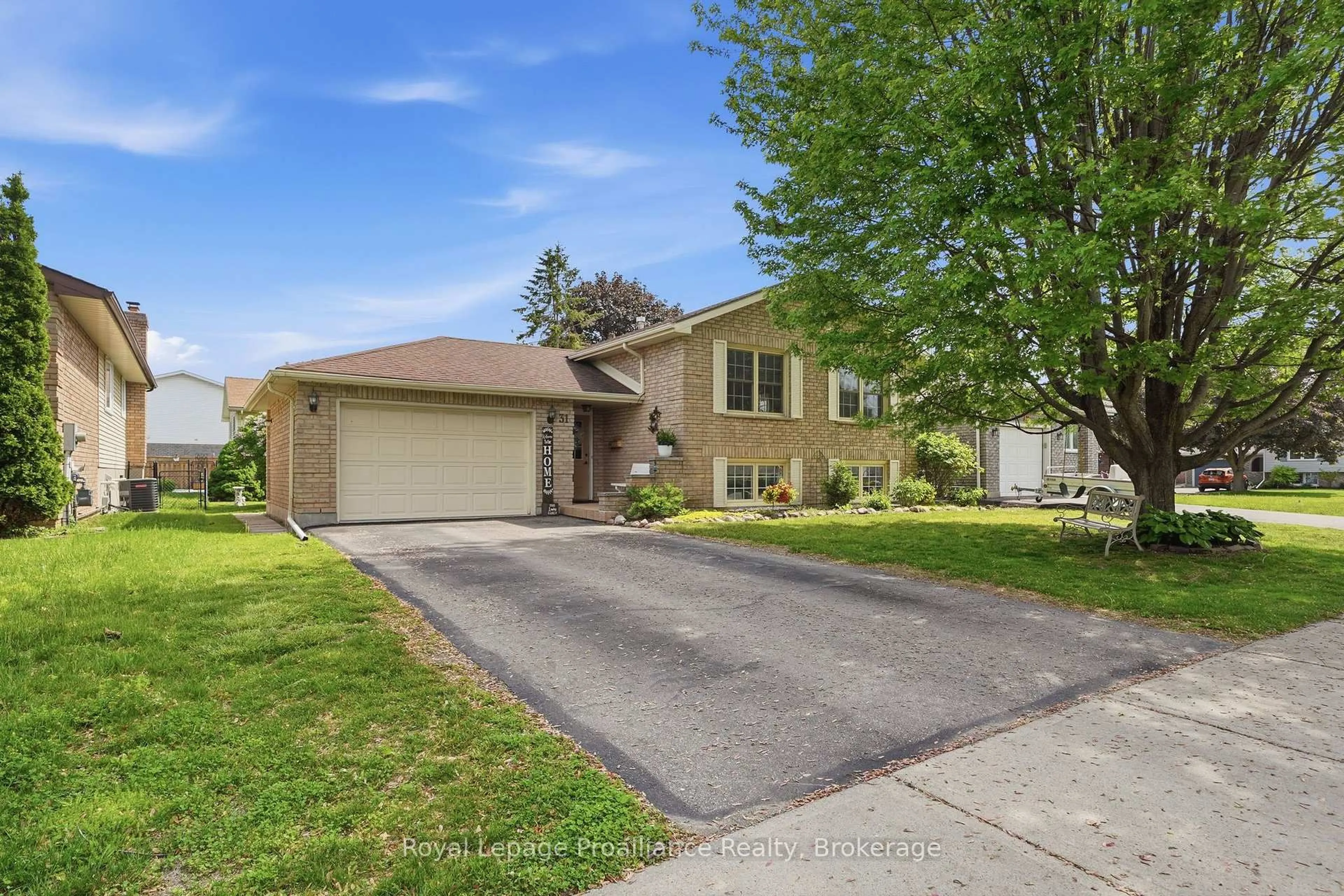 Home with vinyl exterior material, street for 31 Springbrook Cres, Belleville Ontario K8P 5B9