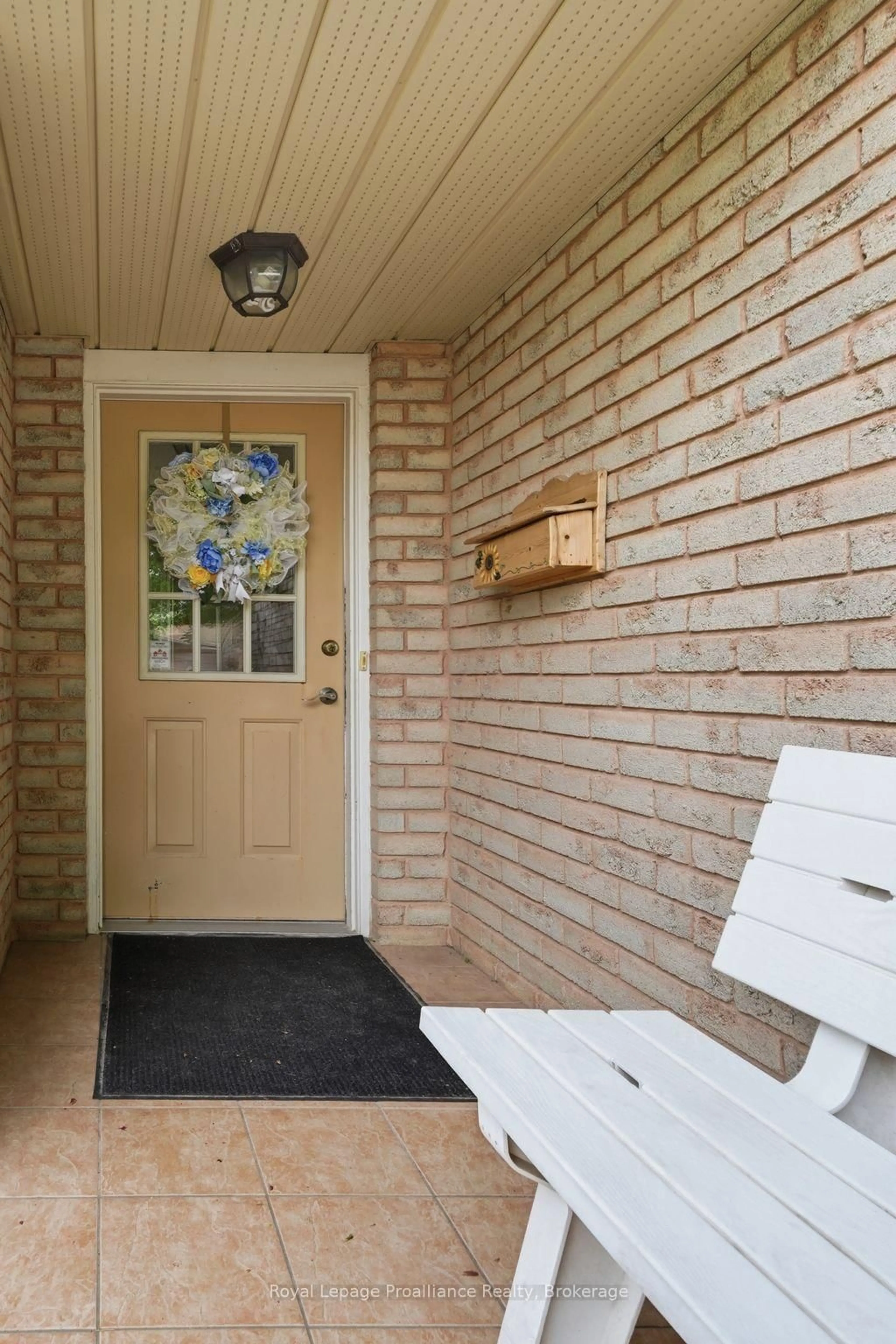 Indoor entryway for 31 Springbrook Cres, Belleville Ontario K8P 5B9