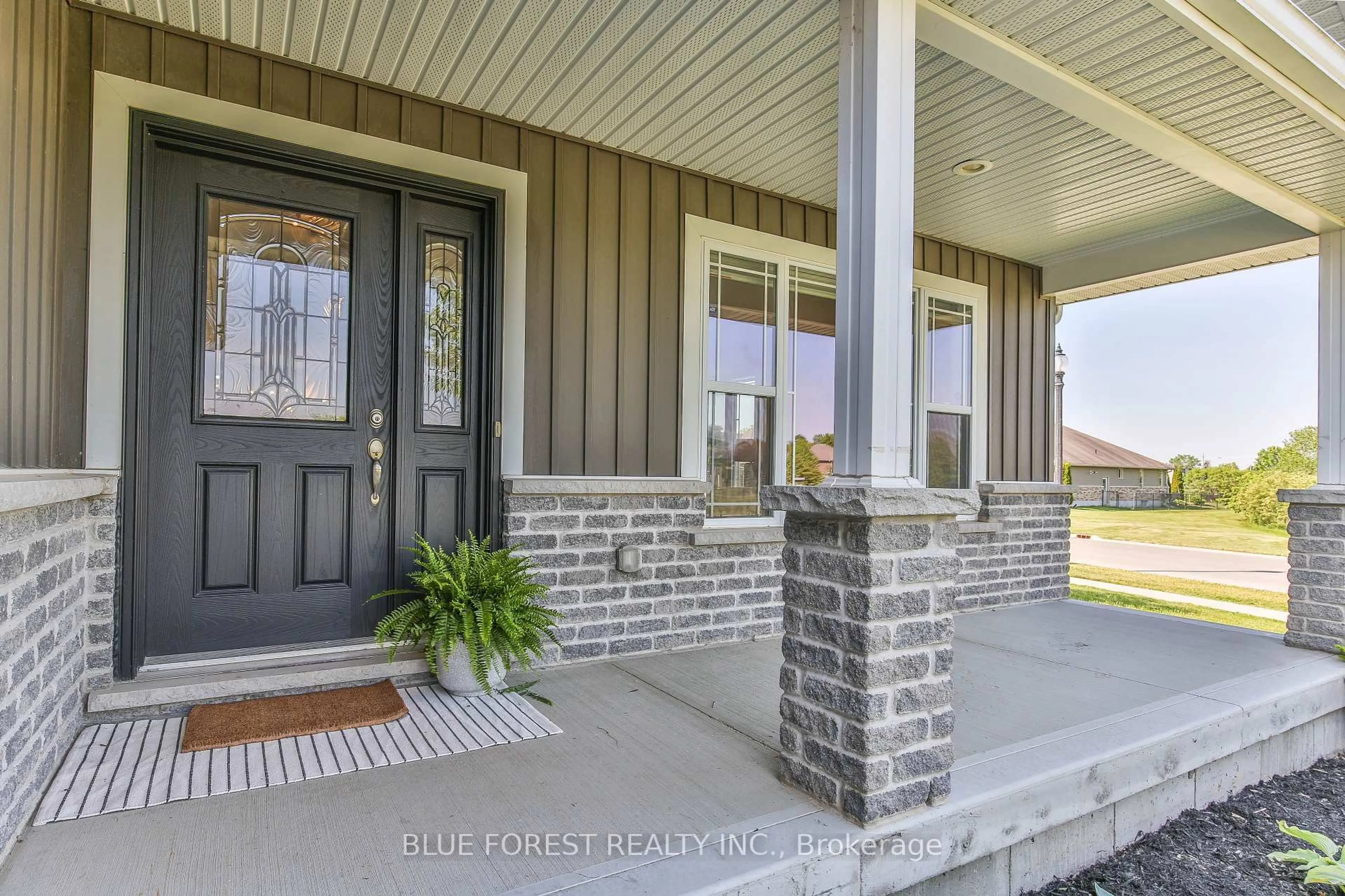 Indoor entryway for 16 Brooker Tr, Thames Centre Ontario N0M 2P0