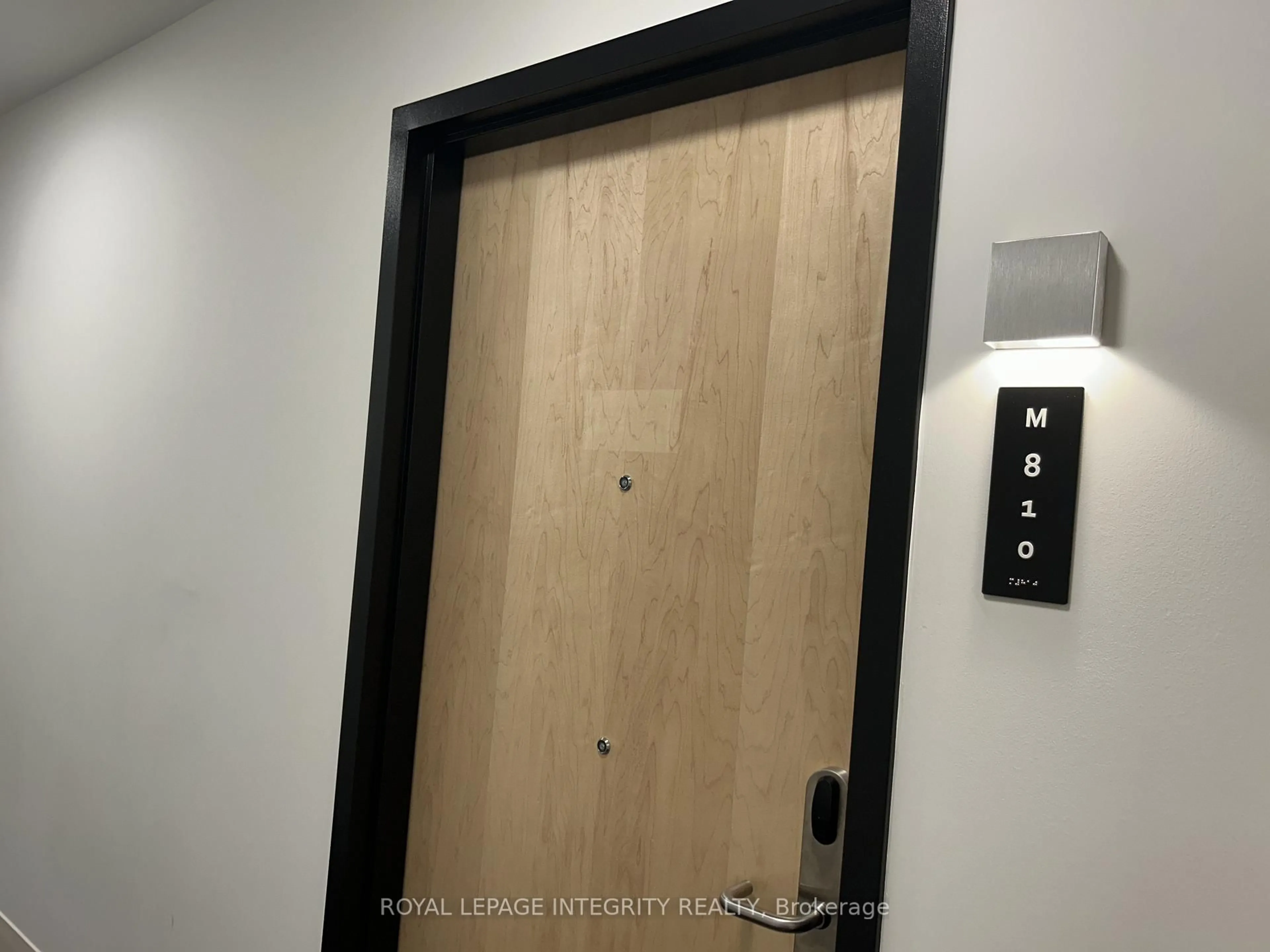 Indoor entryway for 340 Queen St #810, Ottawa Ontario K1R 0G1