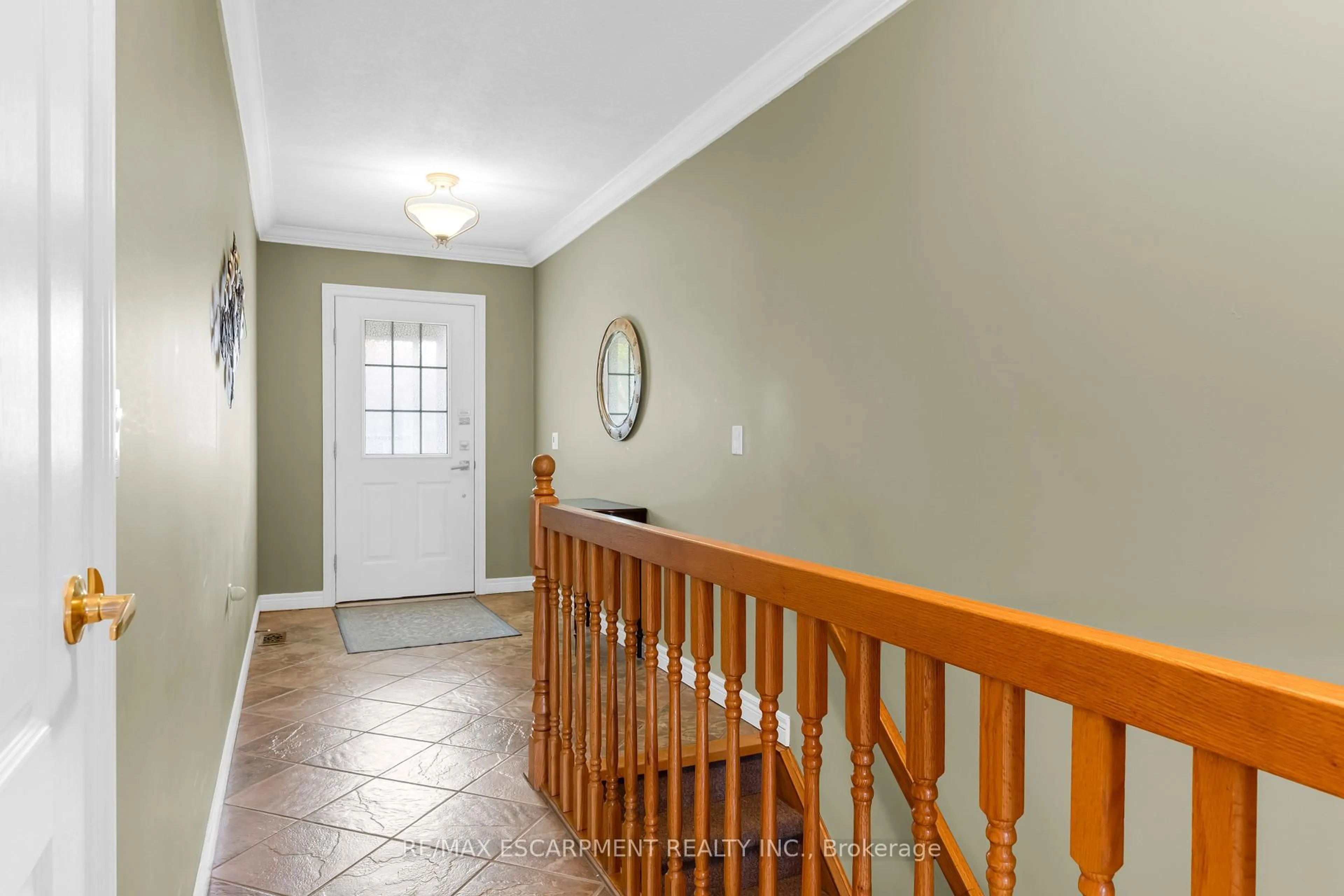 Indoor entryway for 50 Spadara Dr, Hamilton Ontario L9B 2K3