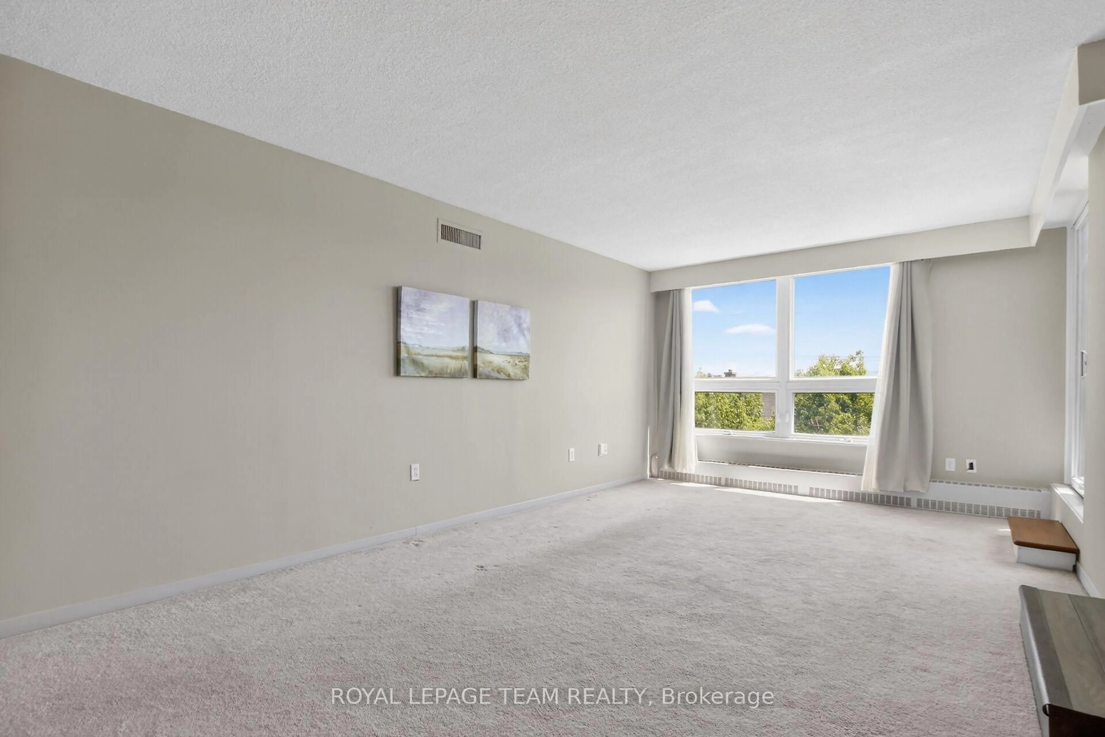 A pic of a room for 373 Laurier Ave #5, Ottawa Ontario K1N 8X6